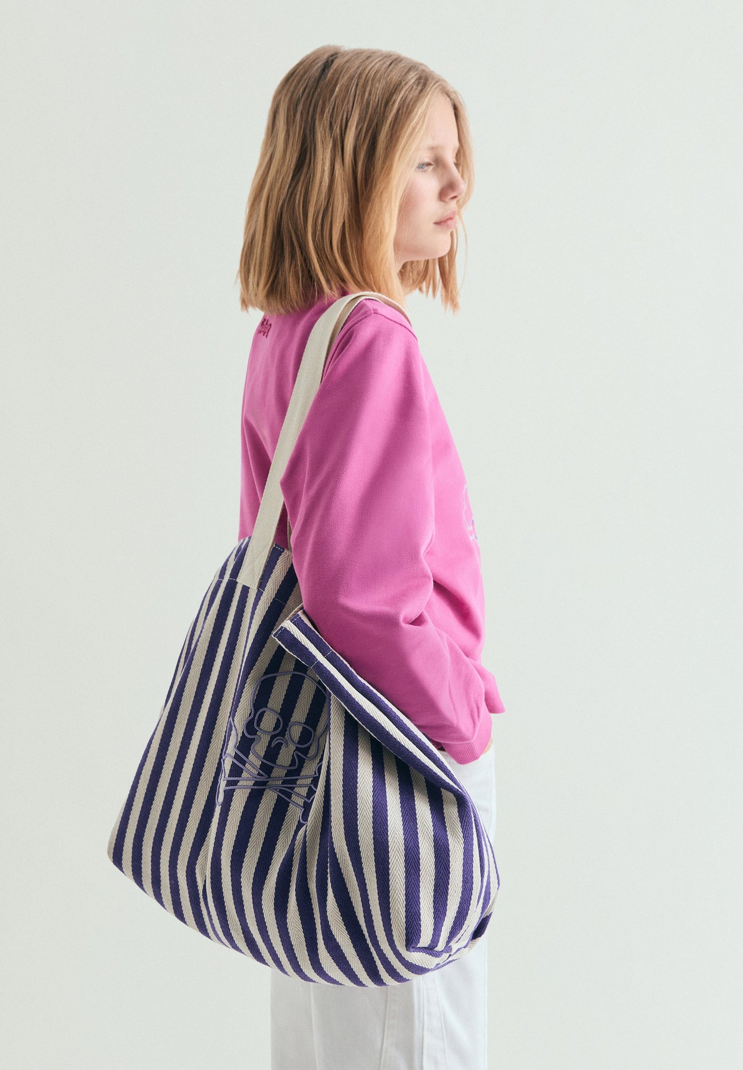 SWEATSHIRT BORDADA EM CONTRASTE