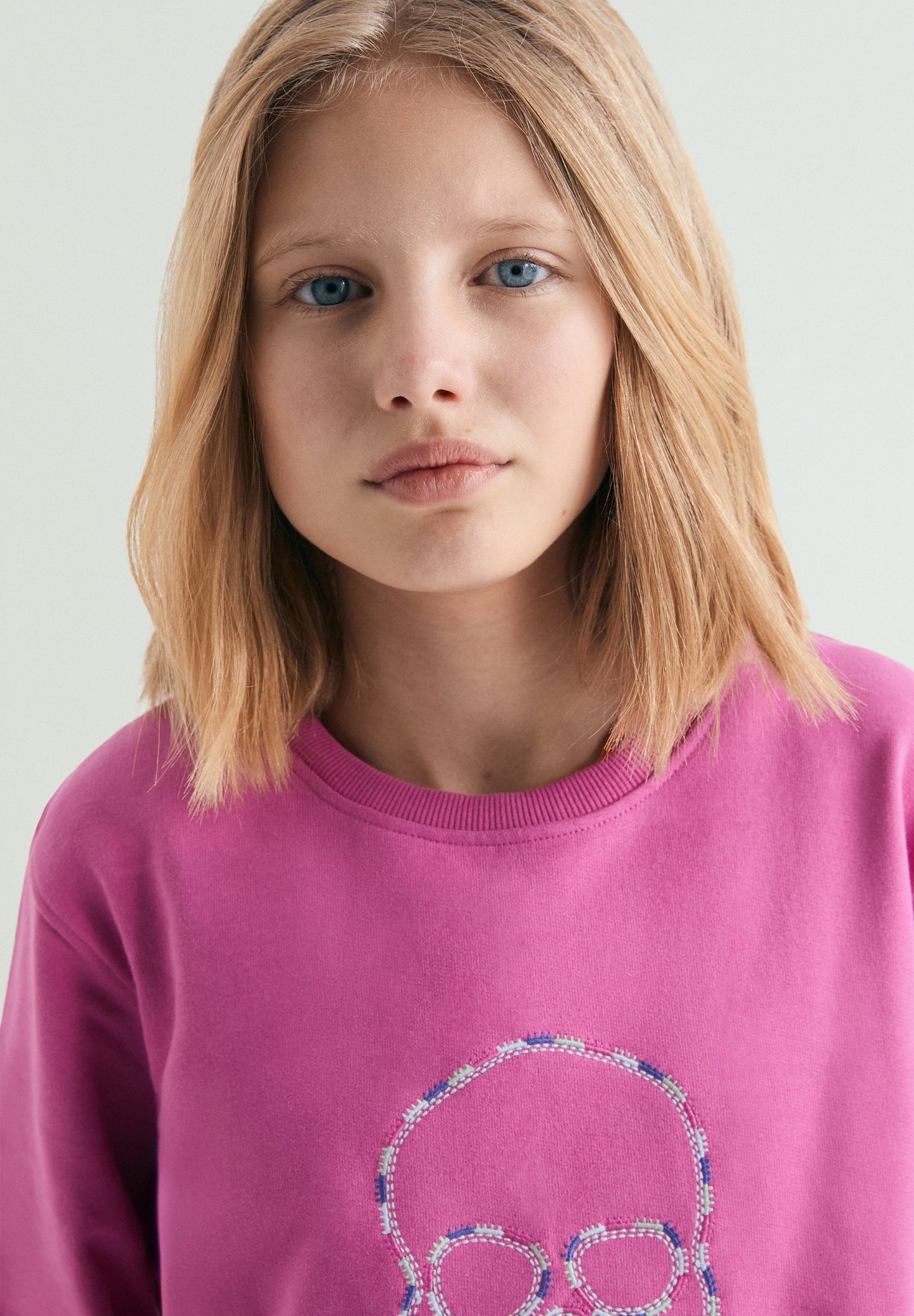 SWEATSHIRT BORDADA EM CONTRASTE