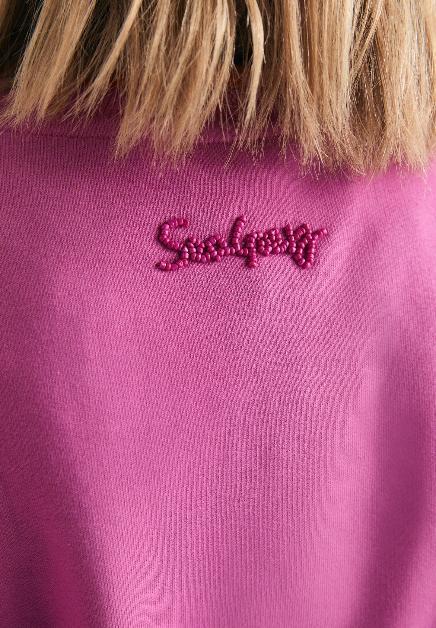 SWEATSHIRT BORDADA EM CONTRASTE