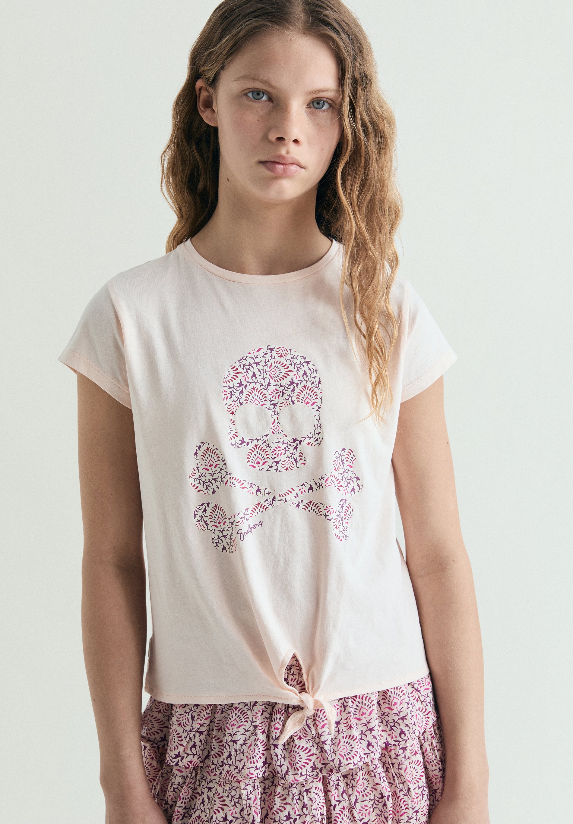 T-SHIRT COM SKULL E NÓ