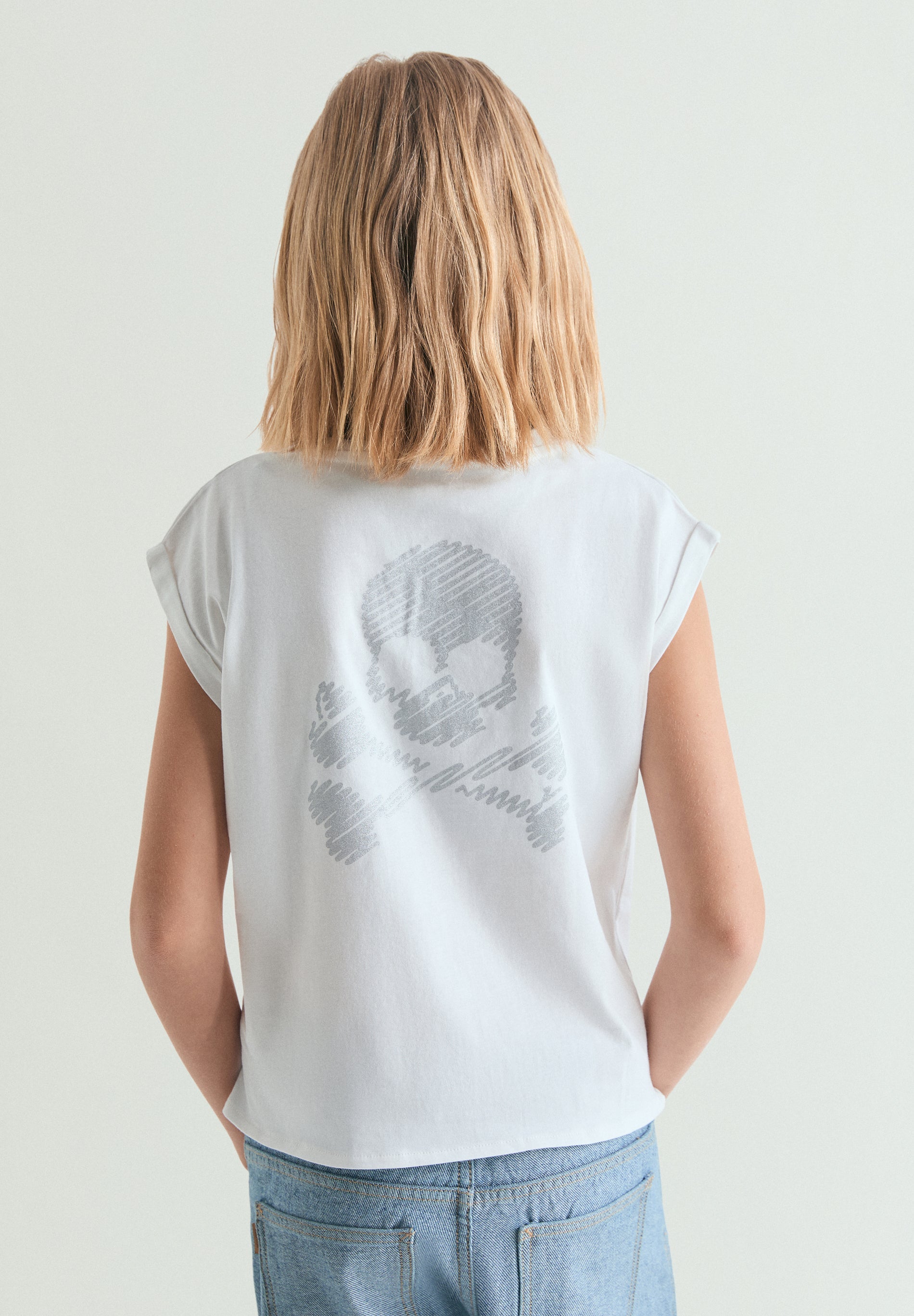 T-SHIRT COM NÓ E SKULL