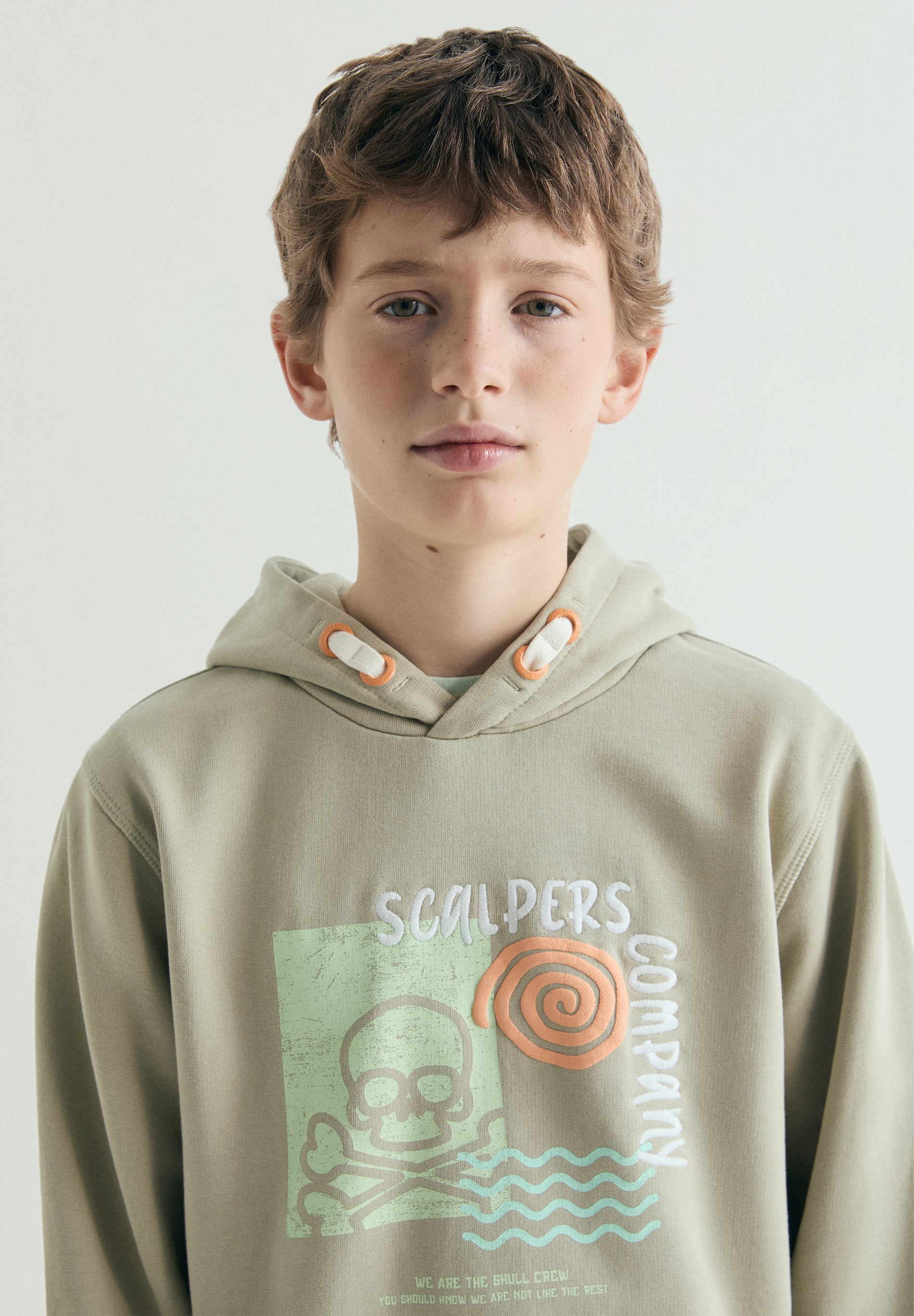 SWEATSHIRT COM CAPUZ E PADRÃO DE SKULL