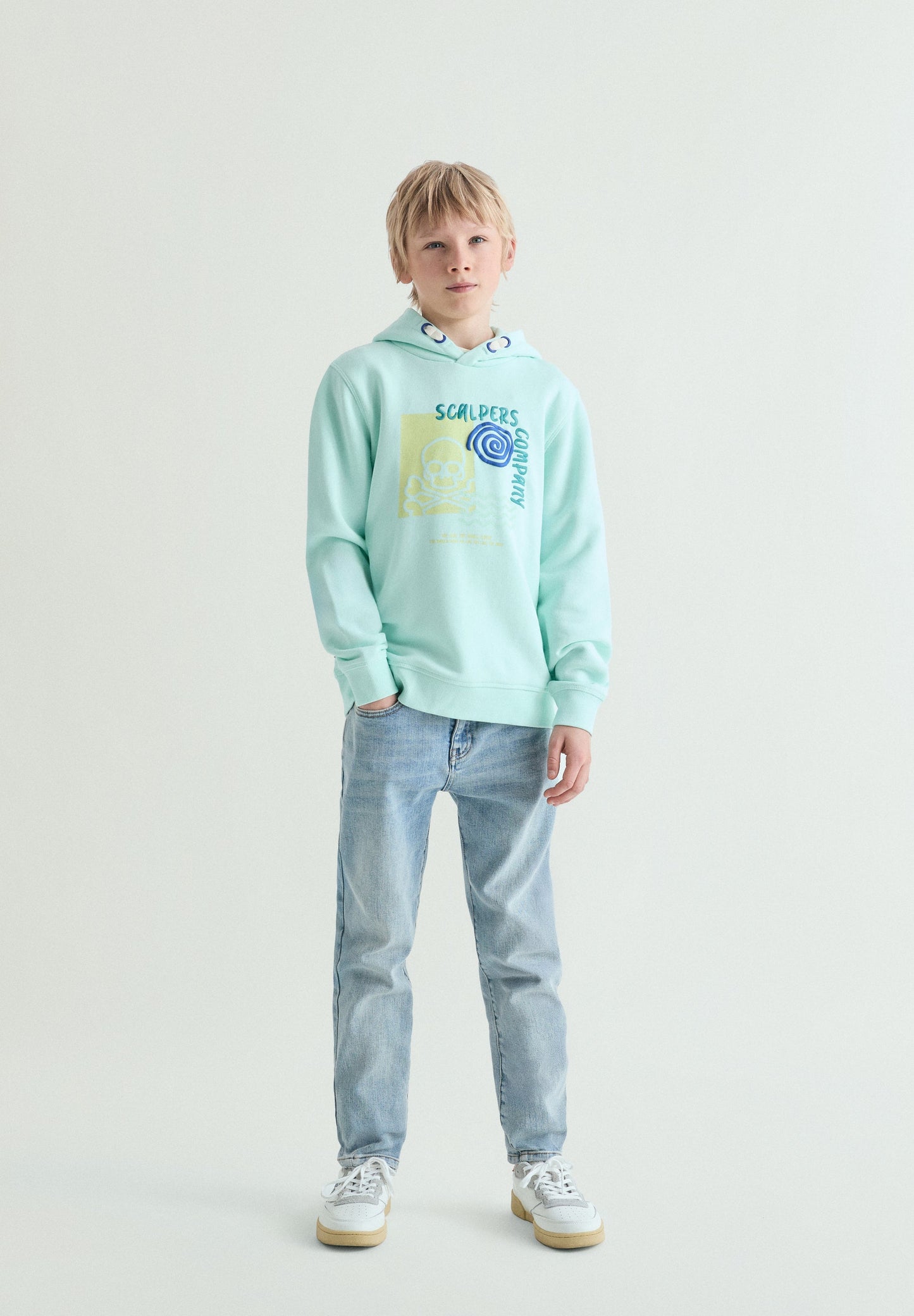 SWEATSHIRT COM CAPUZ E PADRÃO DE SKULL