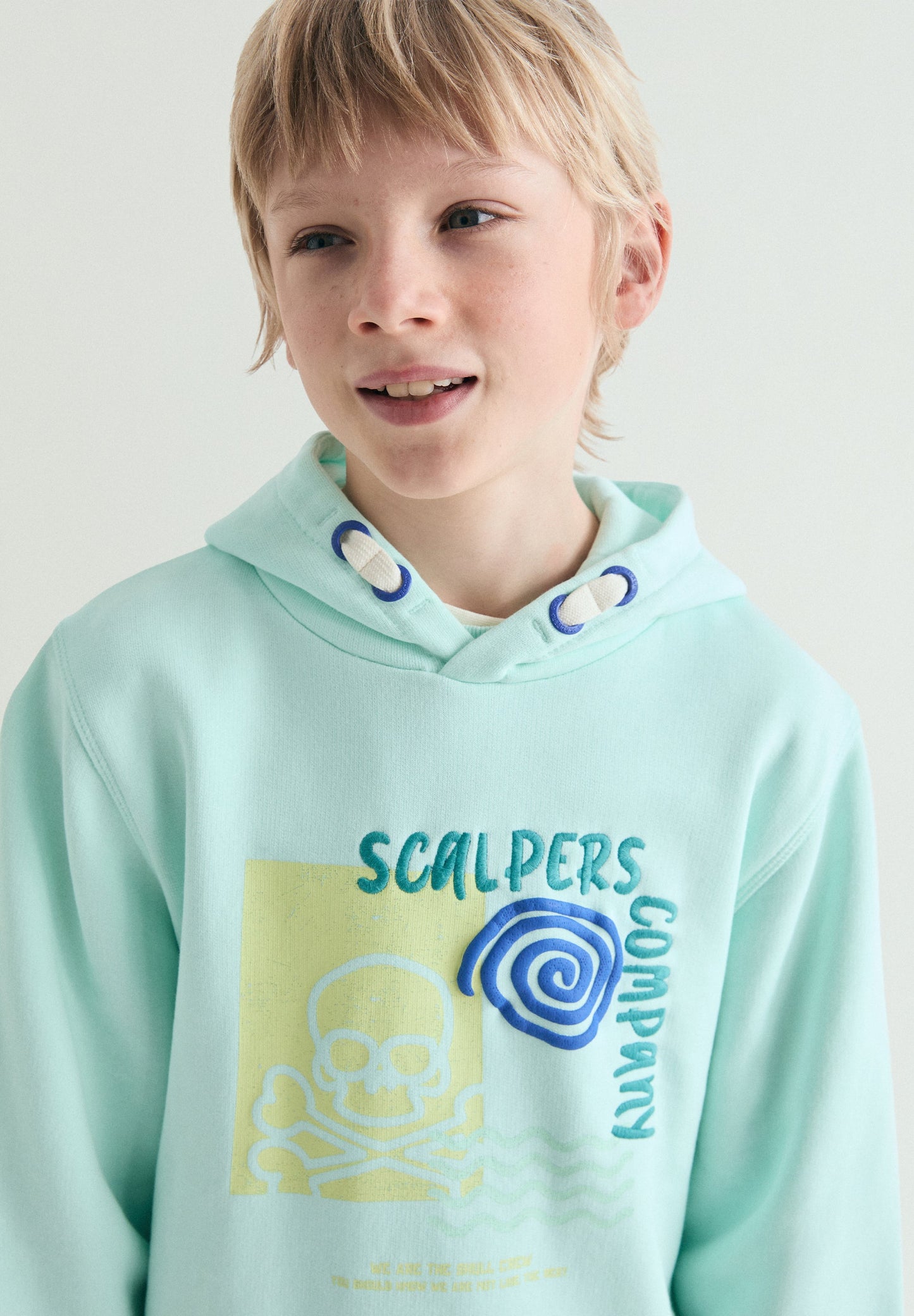 SWEATSHIRT COM CAPUZ E PADRÃO DE SKULL