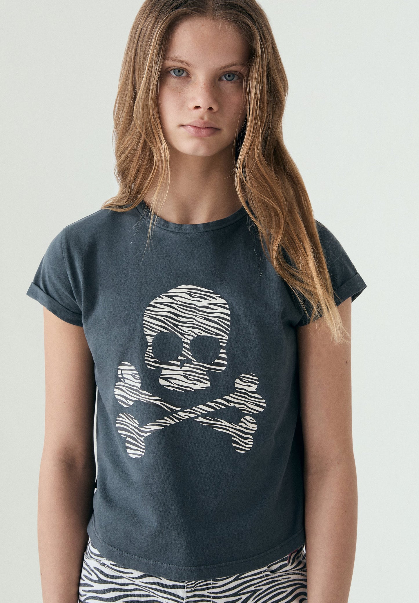 T-SHIRT COM SKULL EM ESTAMPADO ANIMAL