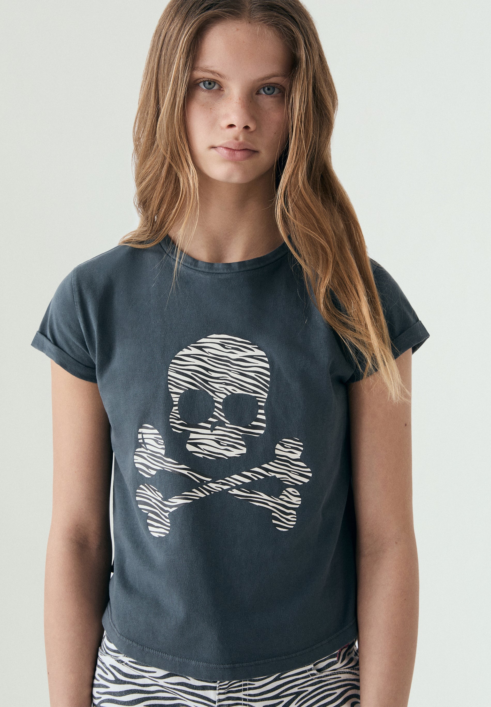 T-SHIRT COM SKULL EM ESTAMPADO ANIMAL