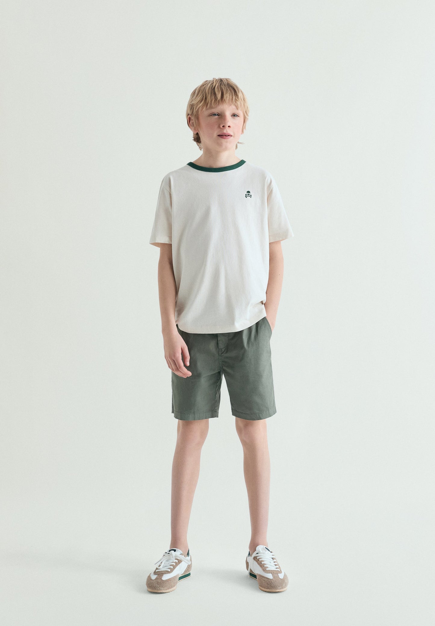 T-SHIRT COM GOLA EM CONTRASTE