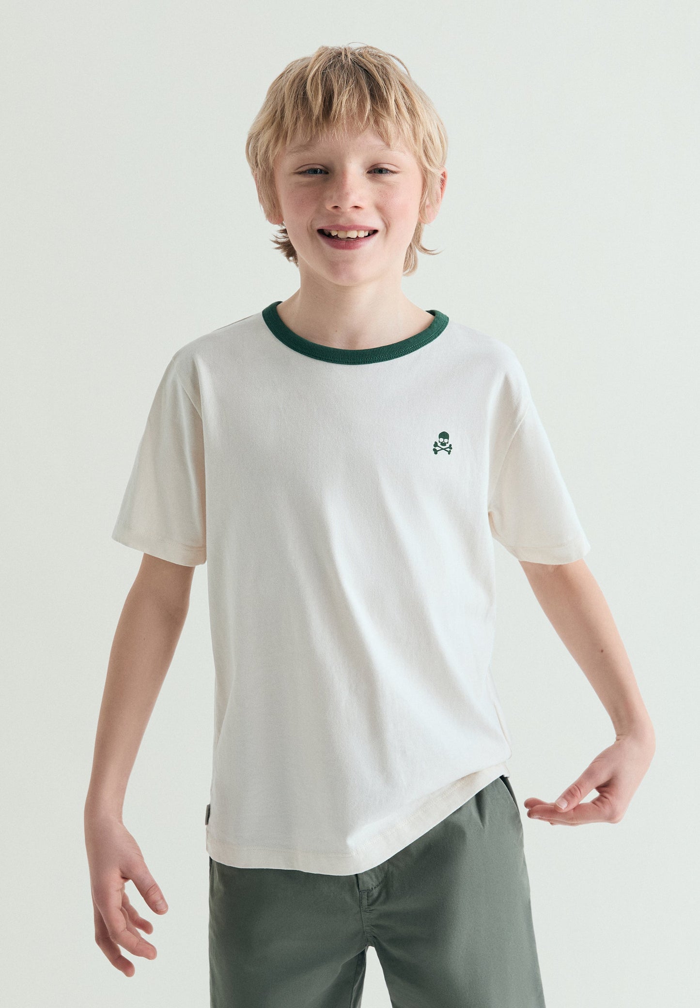 T-SHIRT COM GOLA EM CONTRASTE