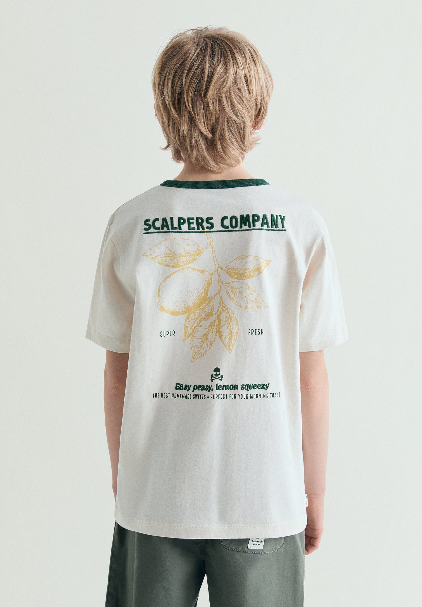 T-SHIRT COM GOLA EM CONTRASTE