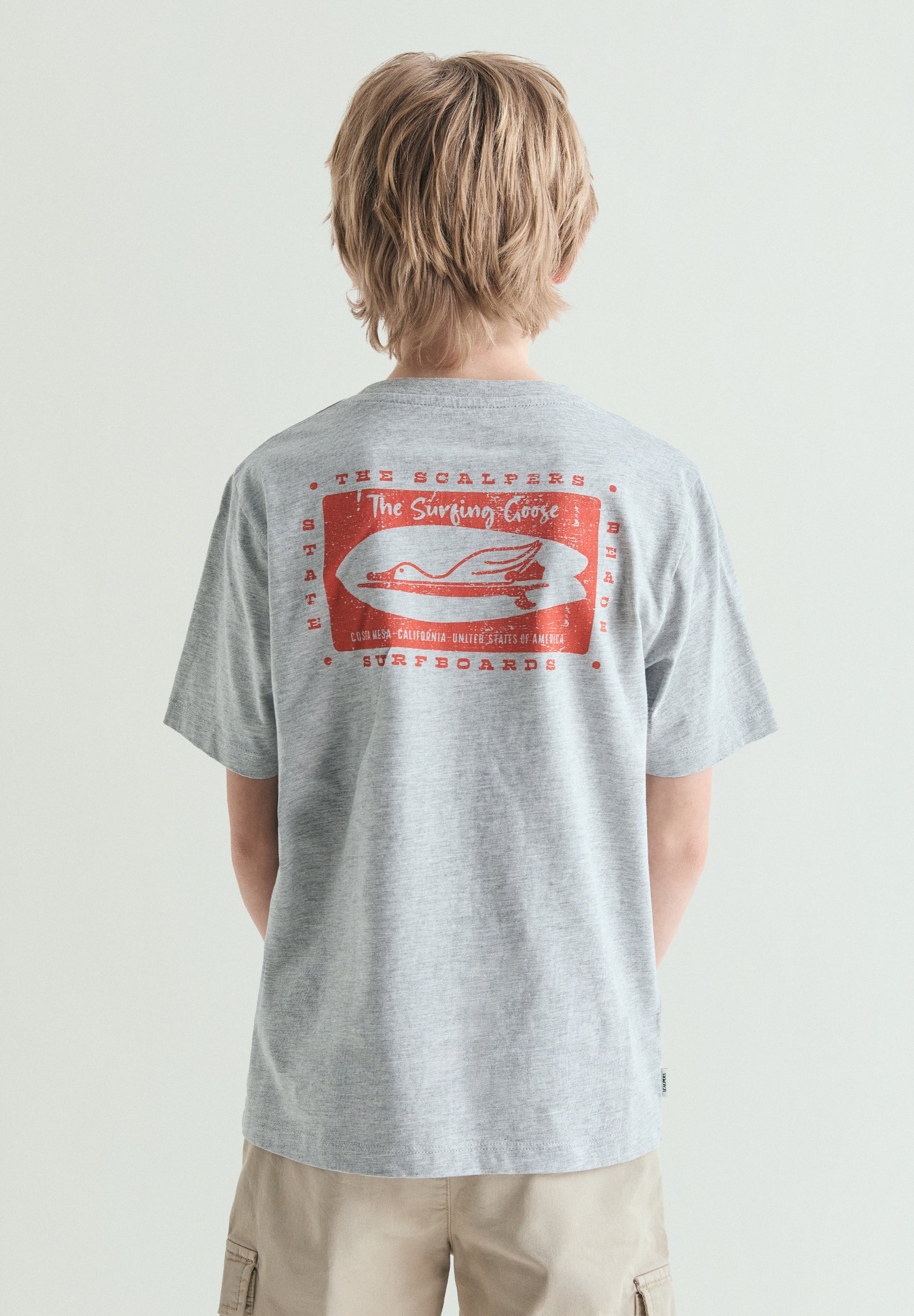 T-SHIRT COM PADRÃO THE SURFING GOOSE