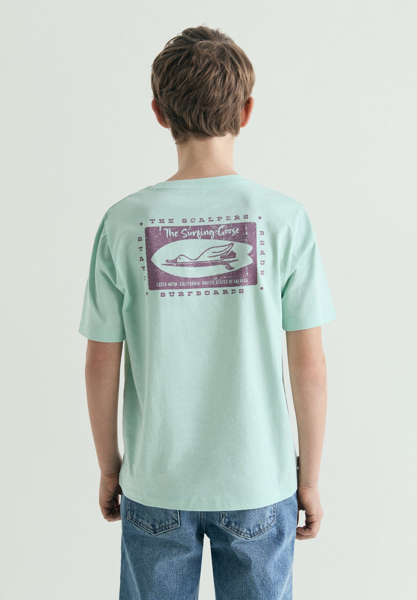 T-SHIRT COM PADRÃO THE SURFING GOOSE