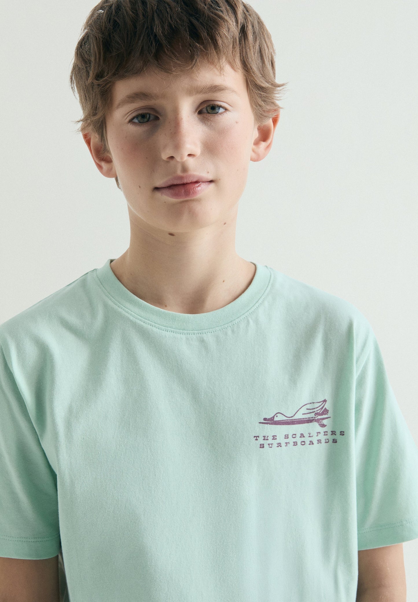 T-SHIRT COM PADRÃO THE SURFING GOOSE