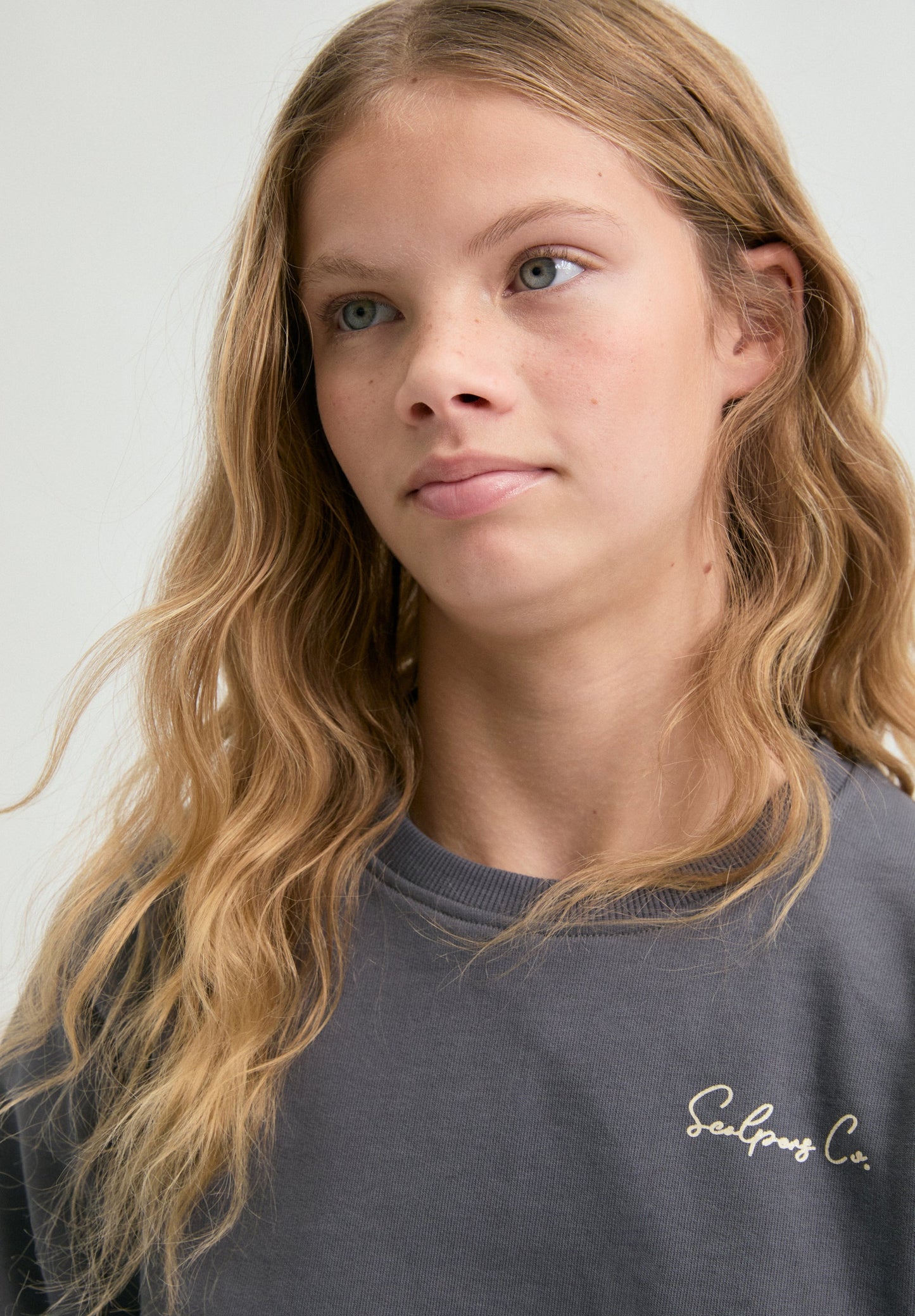 SWEATSHIRT BORDADA EM CONTRASTE