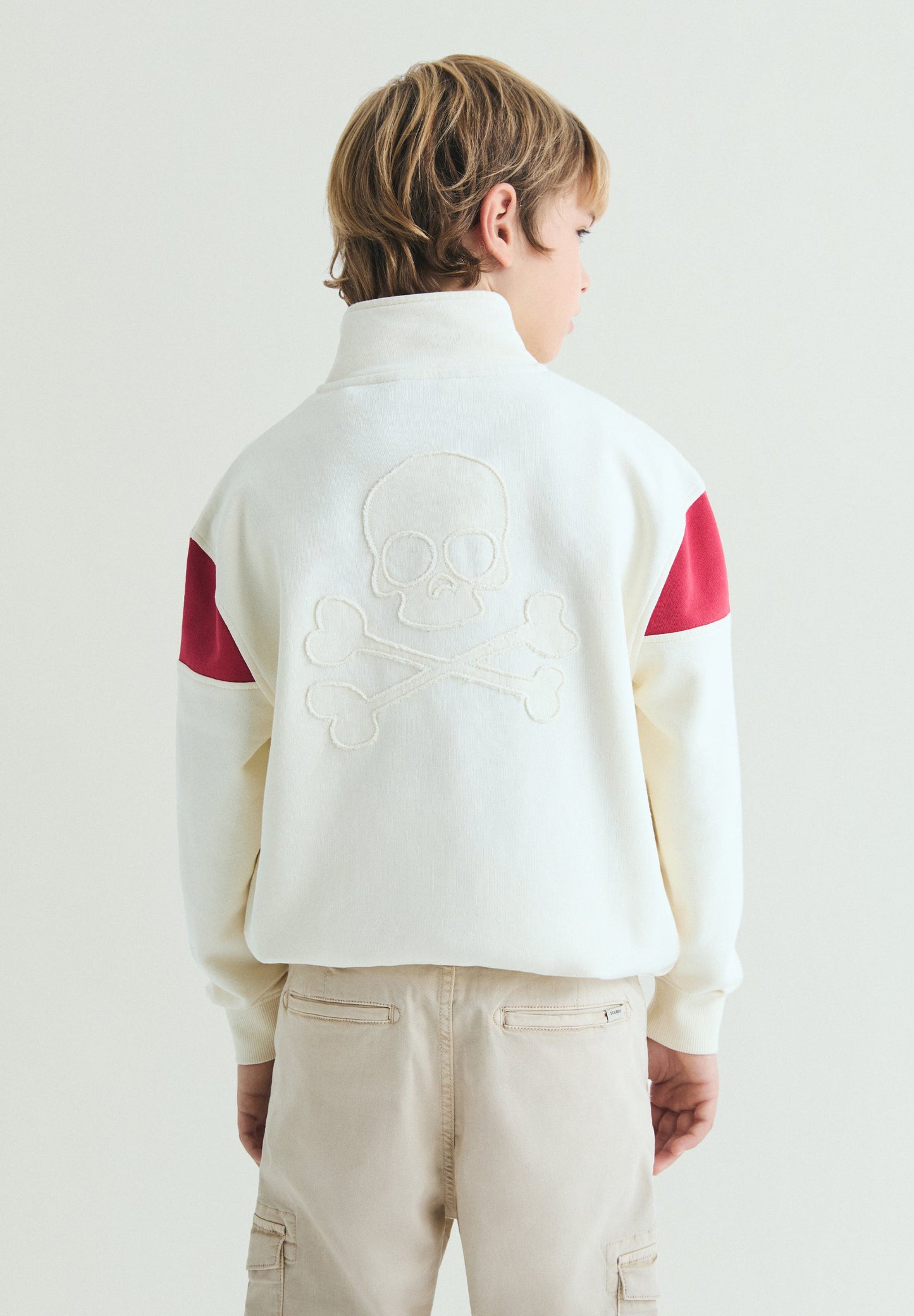 SWEATSHIRT COM GOLA ALTA E FECHO DE CORRER