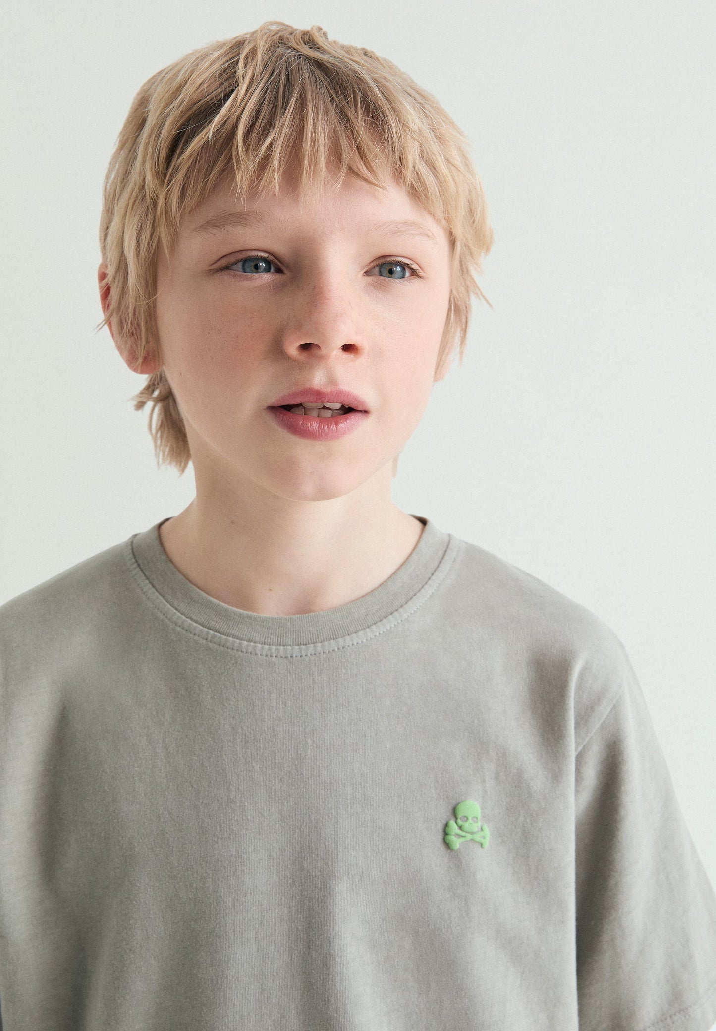 T-SHIRT ESTAMPADA COM LOGÓTIPO