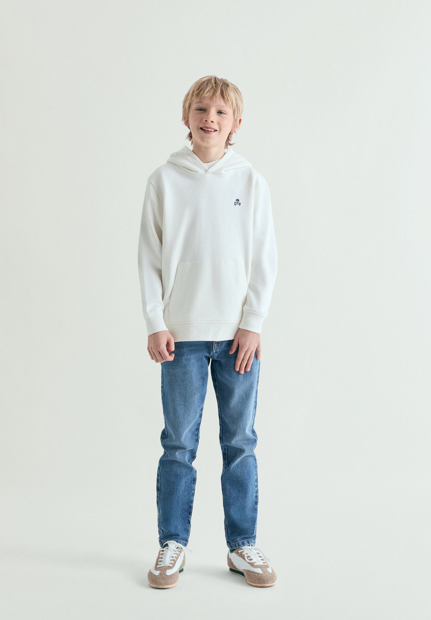 SWEATSHIRT COM CAPUZ E PADRÃO SARDINHAS