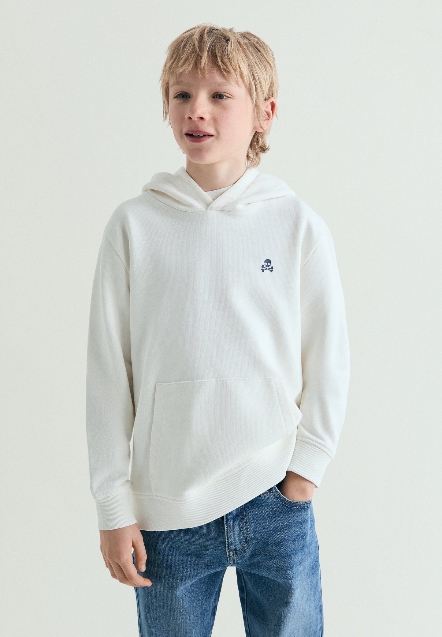 SWEATSHIRT COM CAPUZ E PADRÃO SARDINHAS