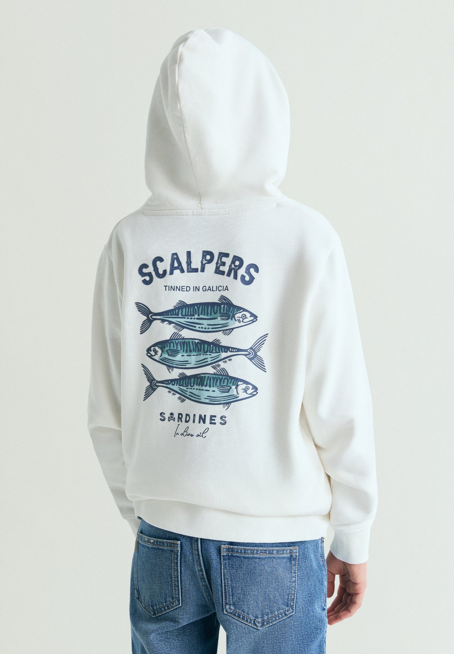 SWEATSHIRT COM CAPUZ E PADRÃO SARDINHAS