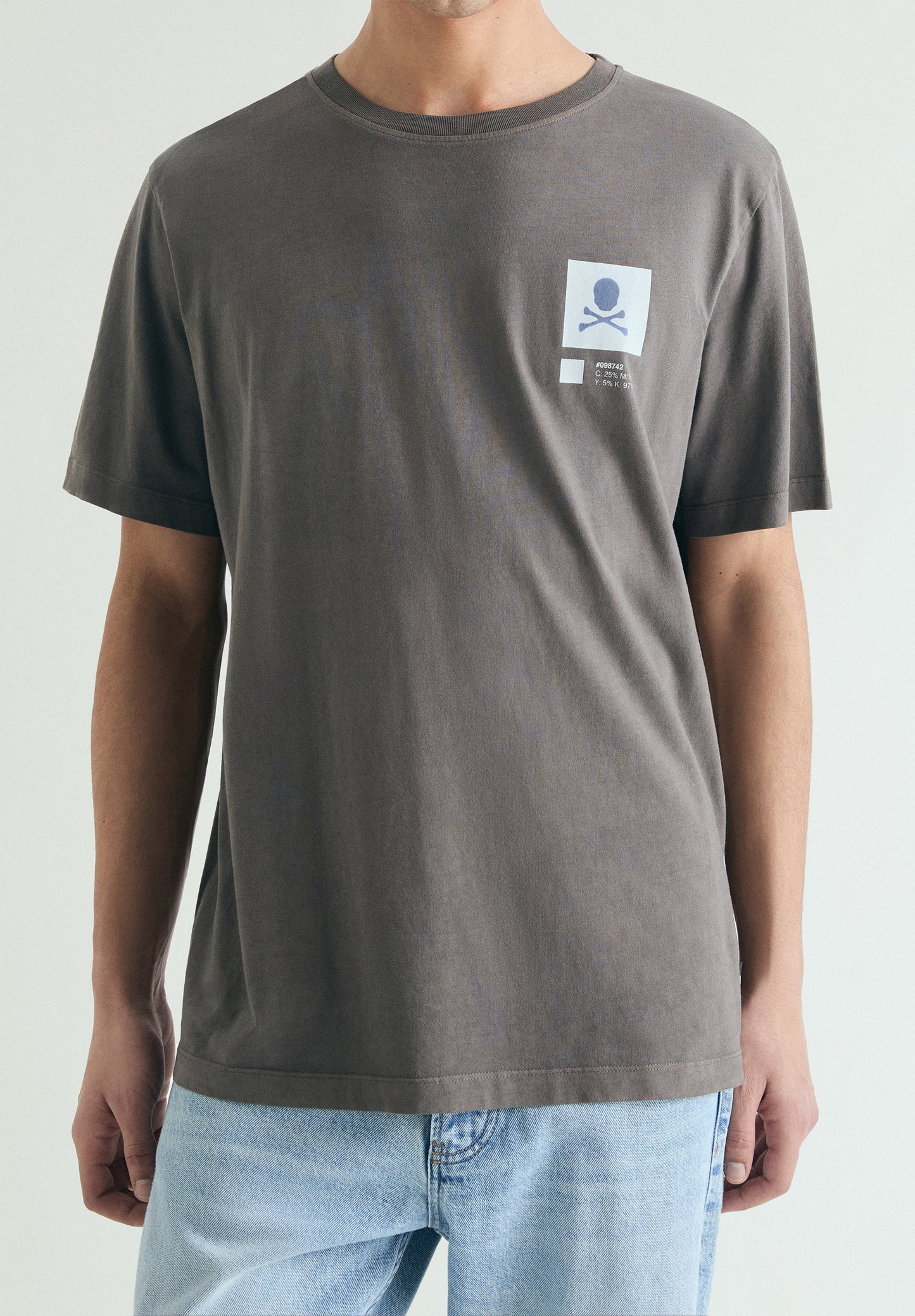T-SHIRT COM PADRÃO COM EFEITO DESBOTADO