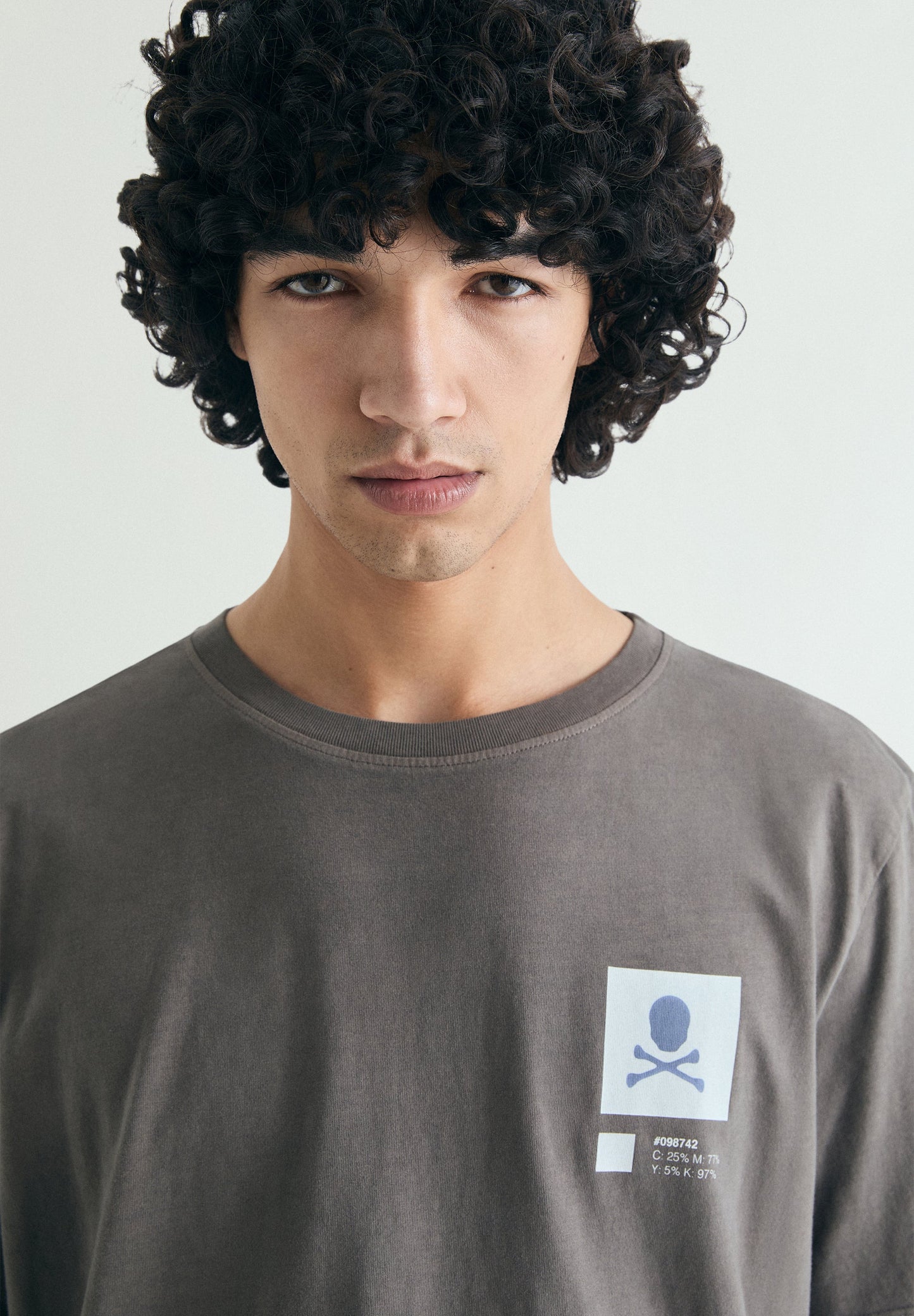 T-SHIRT COM PADRÃO COM EFEITO DESBOTADO