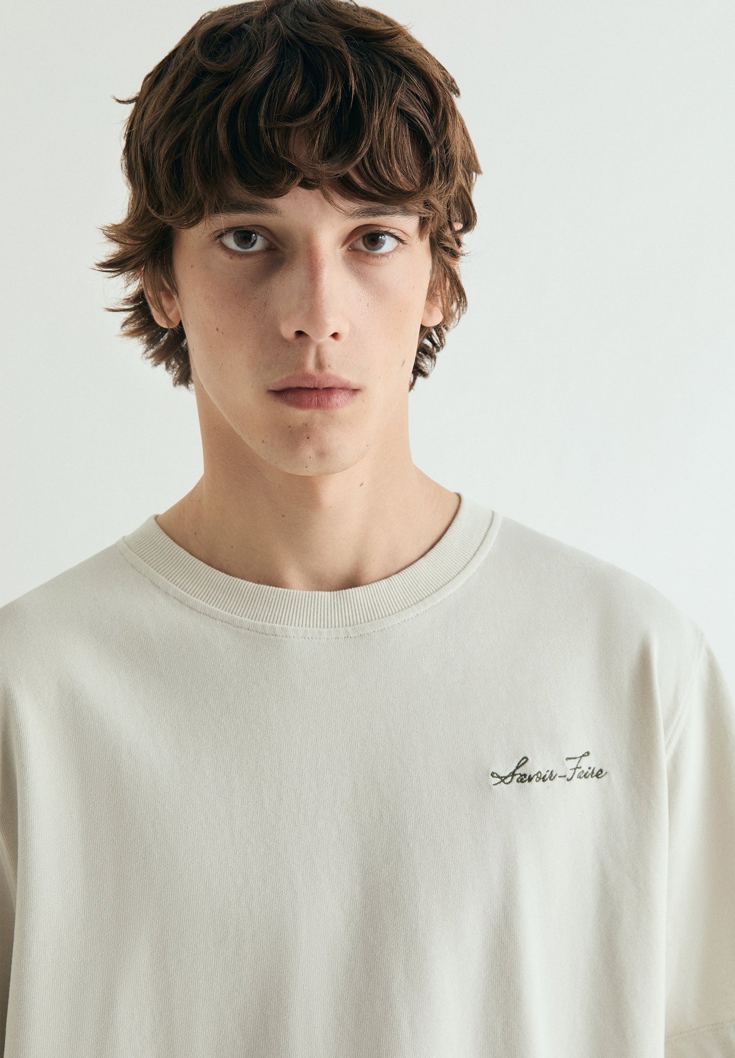 T-SHIRT COM BORDADO EM CONTRASTE RELAXED