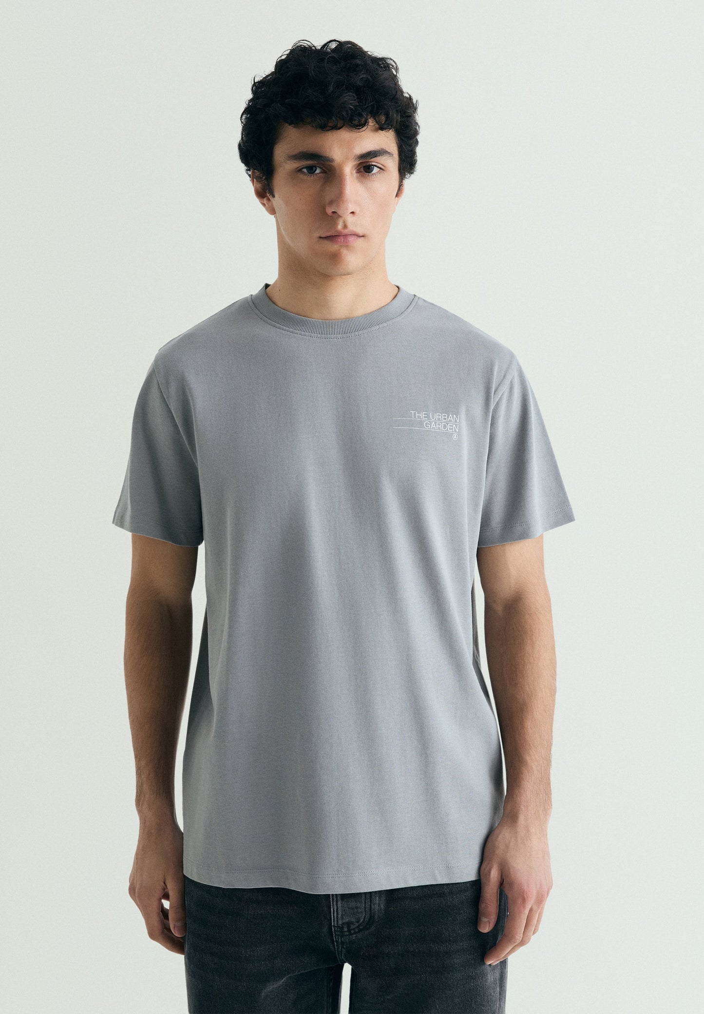 T-SHIRT COM PADRÃO REGULAR FIT