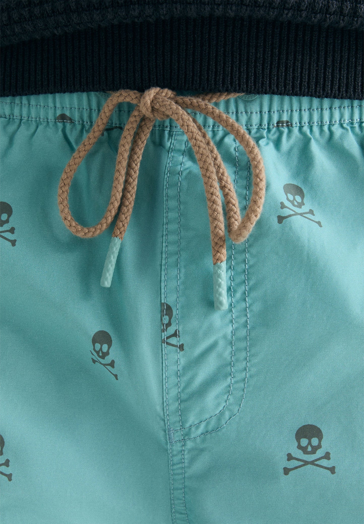 CALÇÕES DE BANHO COM SKULLS EM CONTRASTE