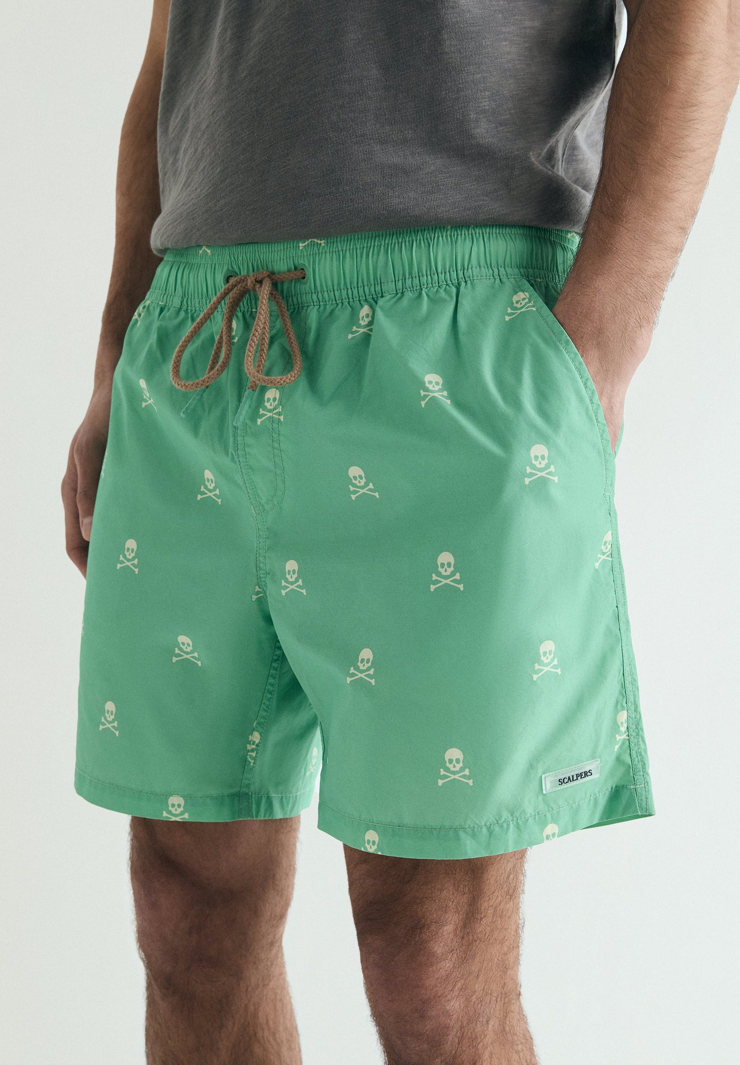 CALÇÕES DE BANHO COM SKULLS EM CONTRASTE