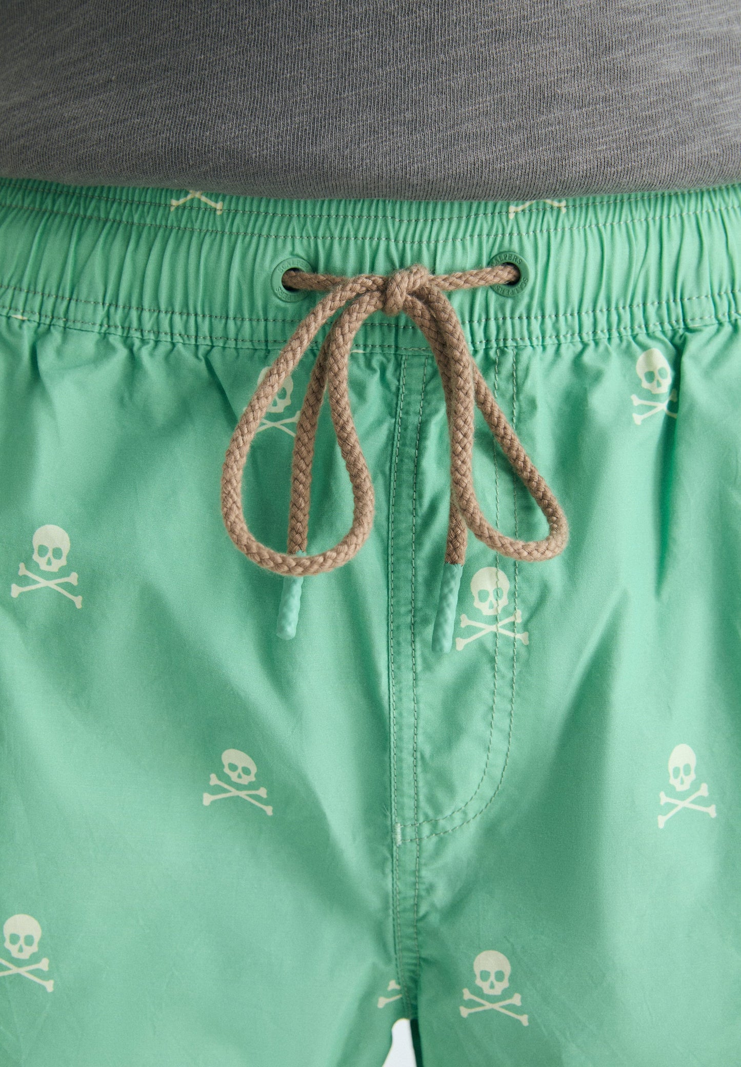 CALÇÕES DE BANHO COM SKULLS EM CONTRASTE