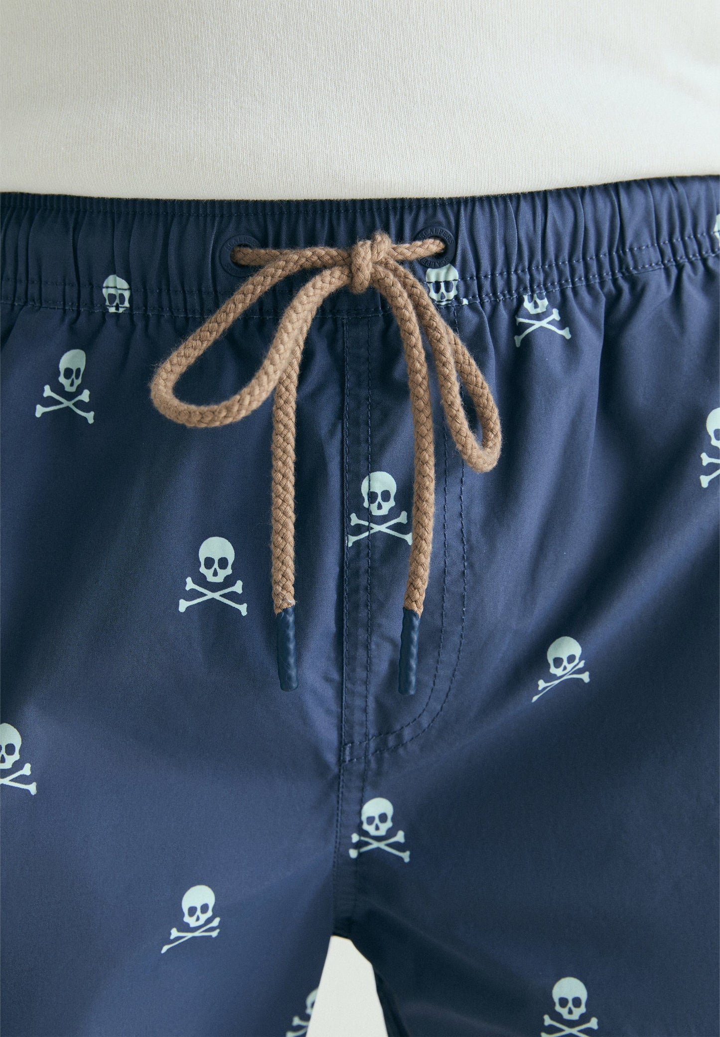 CALÇÕES DE BANHO COM SKULLS EM CONTRASTE