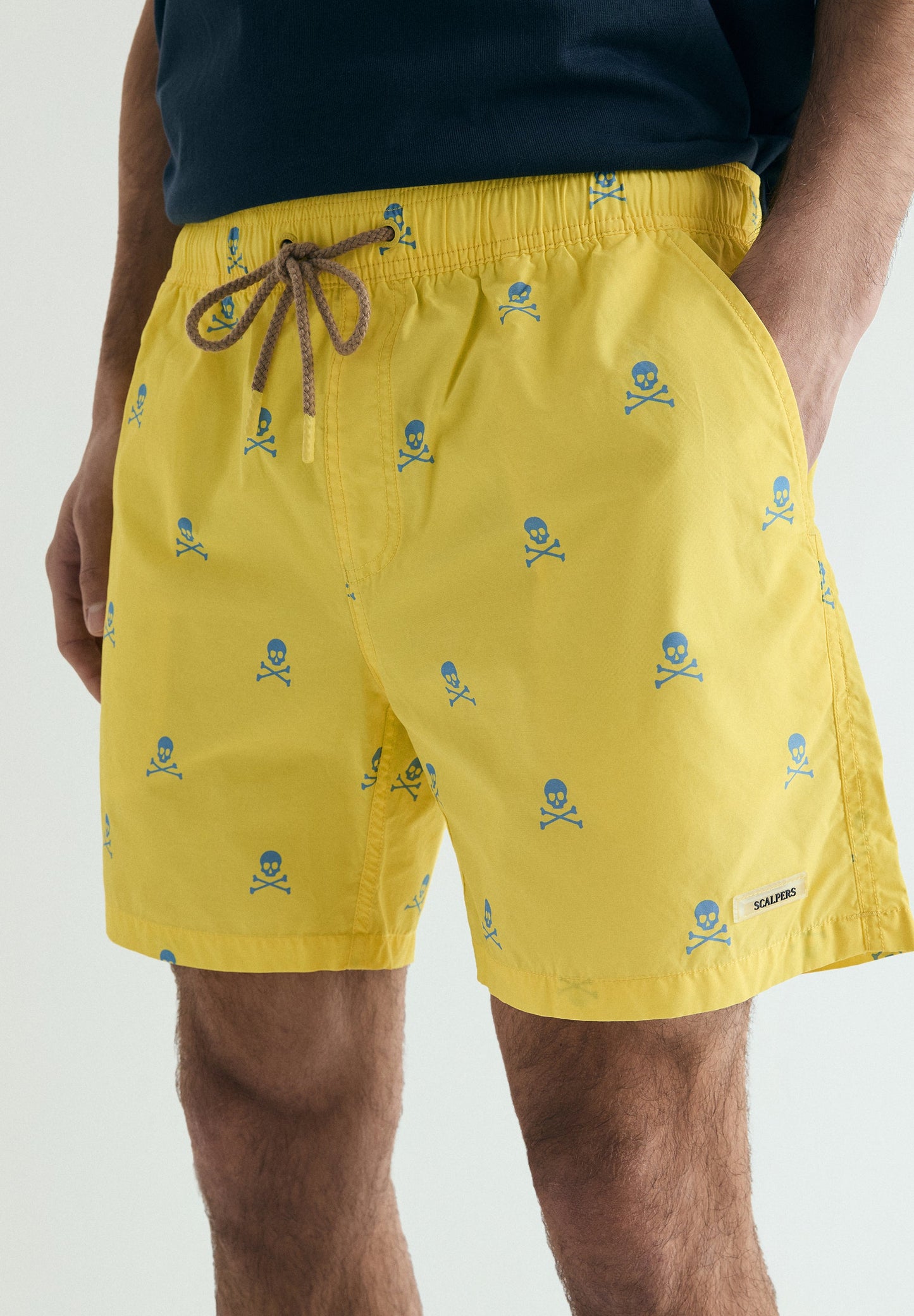 CALÇÕES DE BANHO COM SKULLS EM CONTRASTE