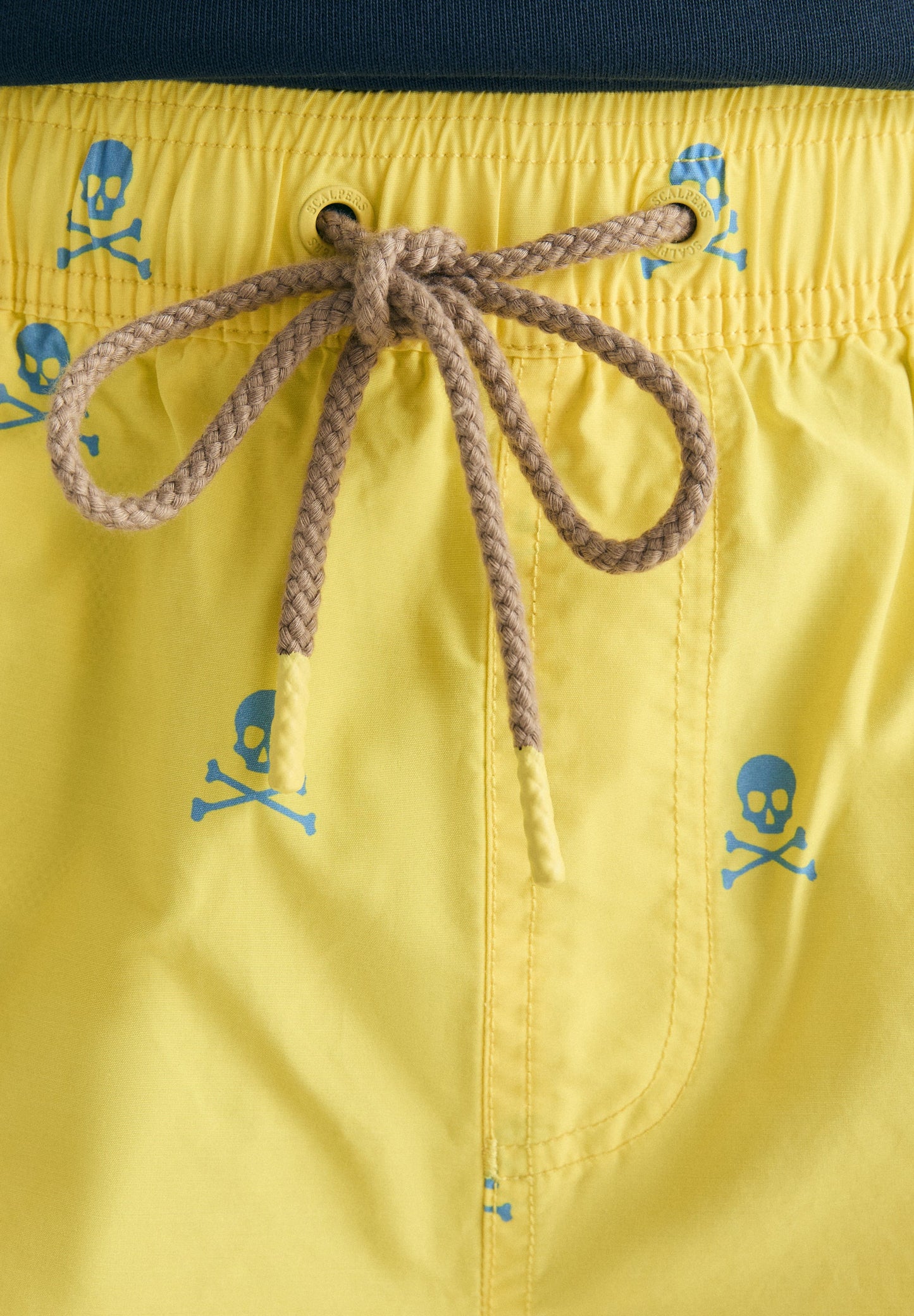CALÇÕES DE BANHO COM SKULLS EM CONTRASTE