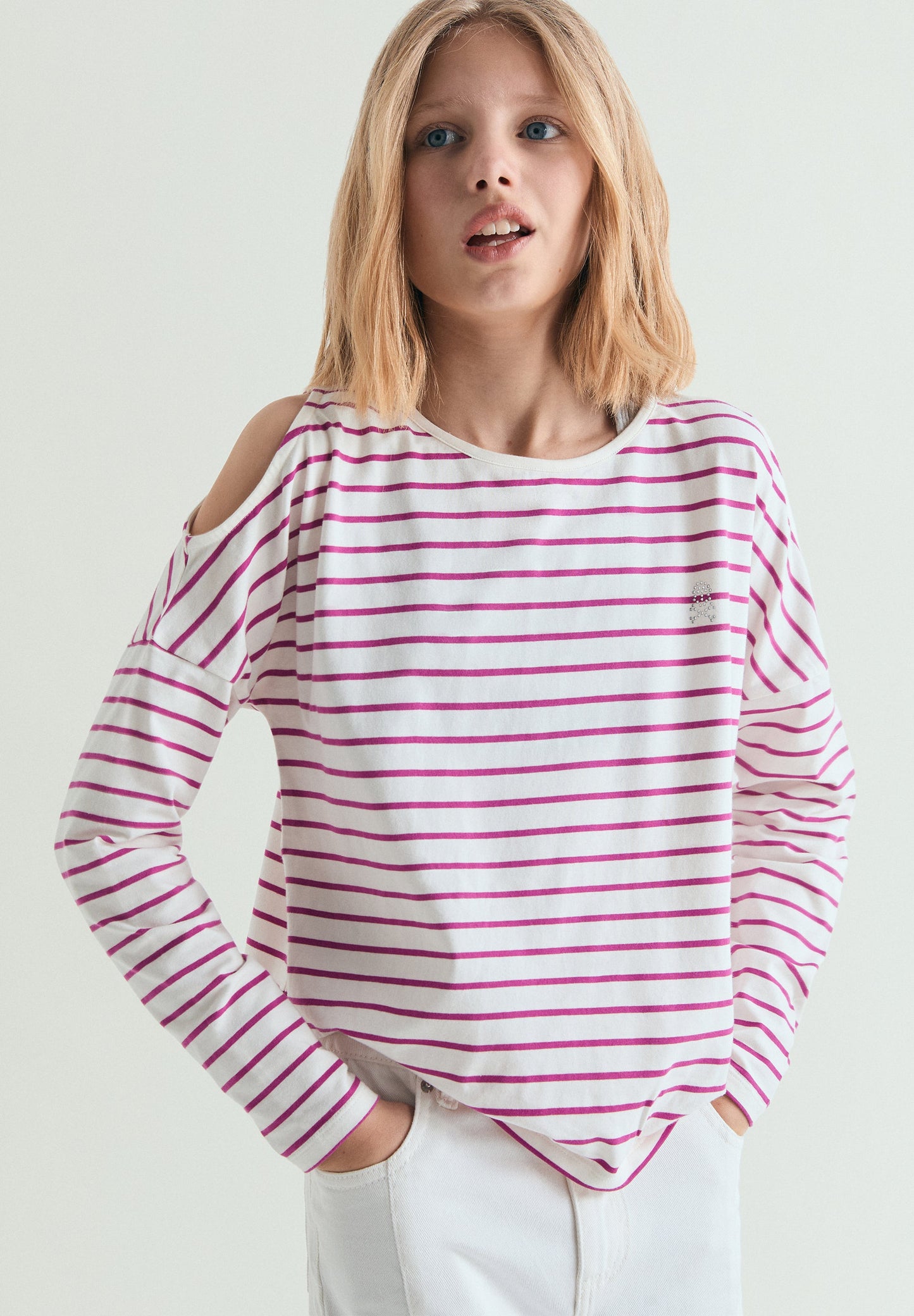 T-SHIRT ÀS RISCAS COM ABERTURA