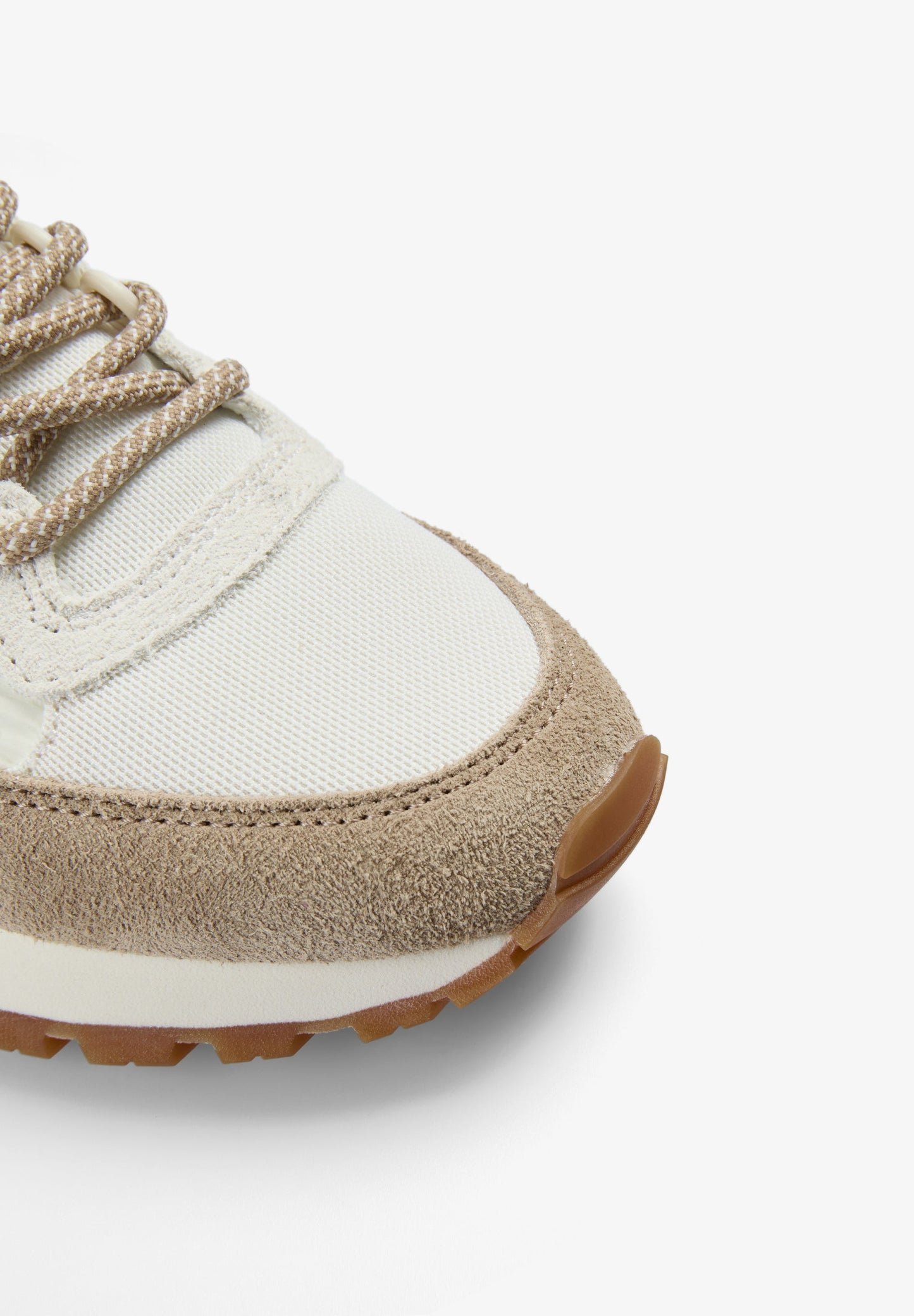 SAPATILHAS EM CROUTE EM CONTRASTE