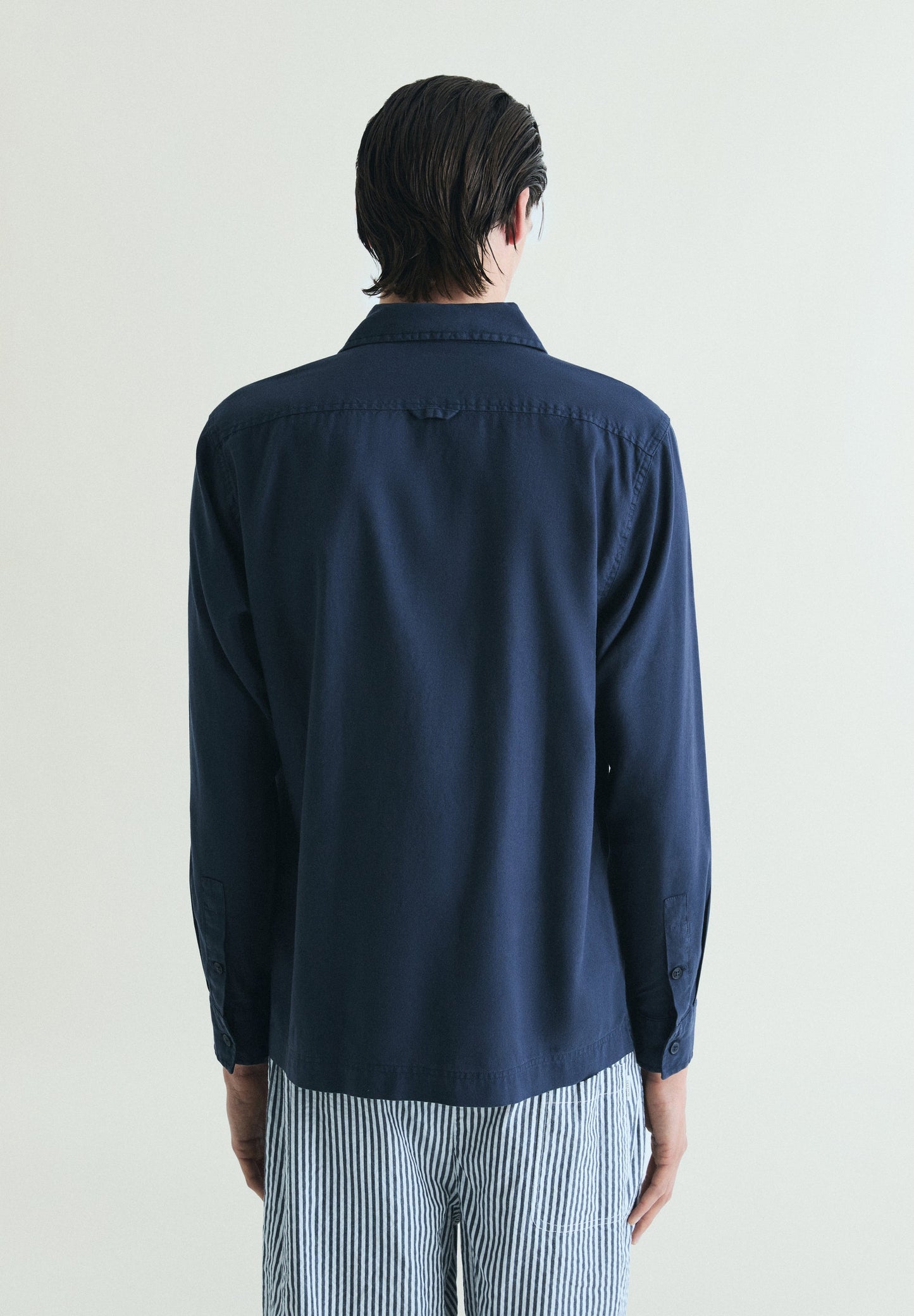 CAMISA REGULAR FIT COM BOLSOS