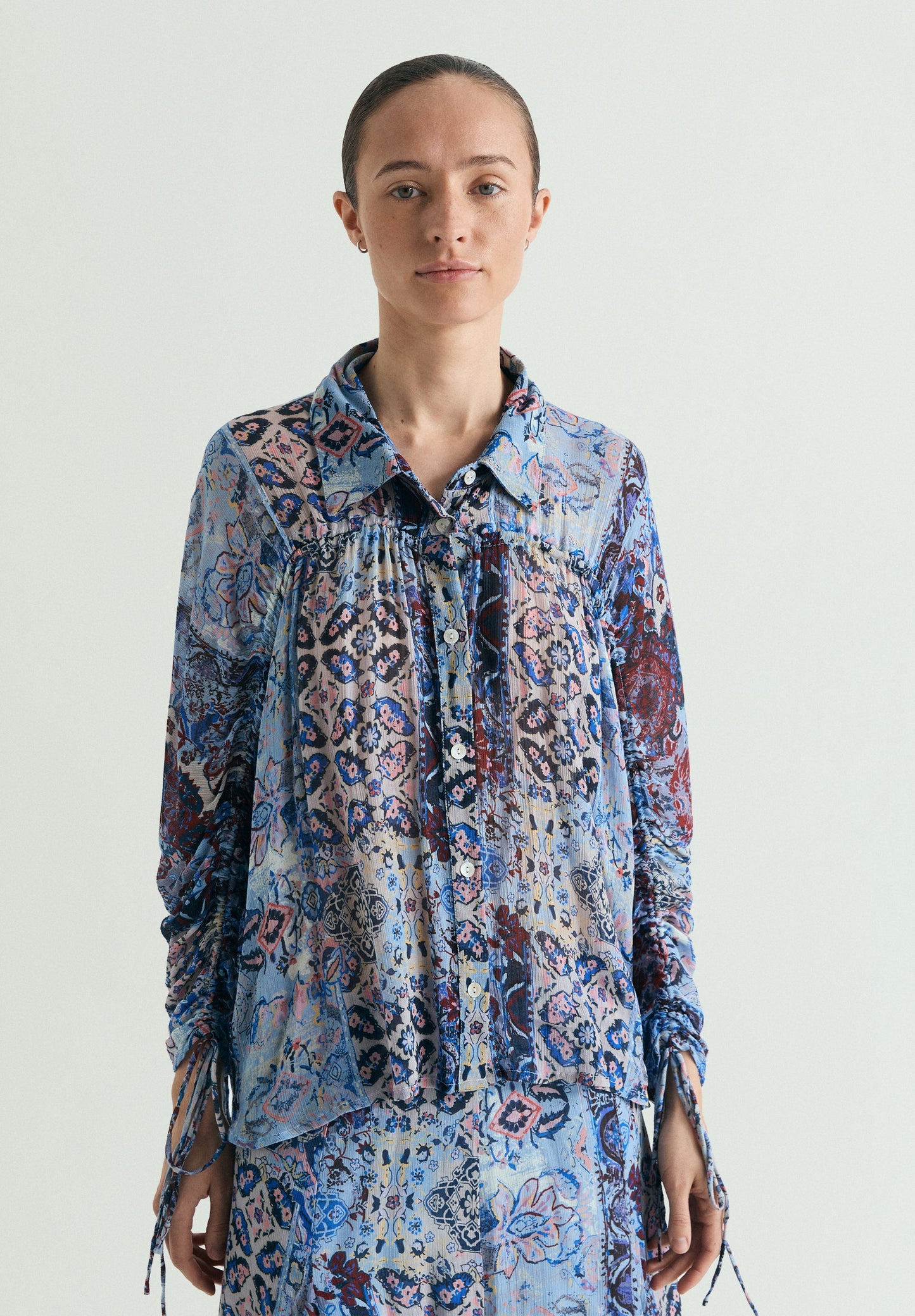 BLUSA FLUIDA COM PADRÃO