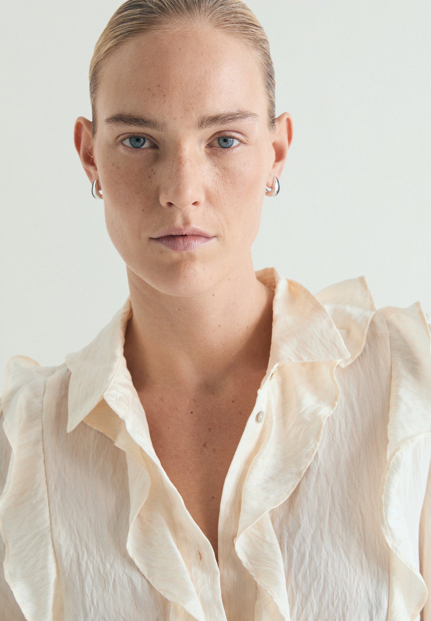 BLUSA DE ALGODÃO COM FOLHOS