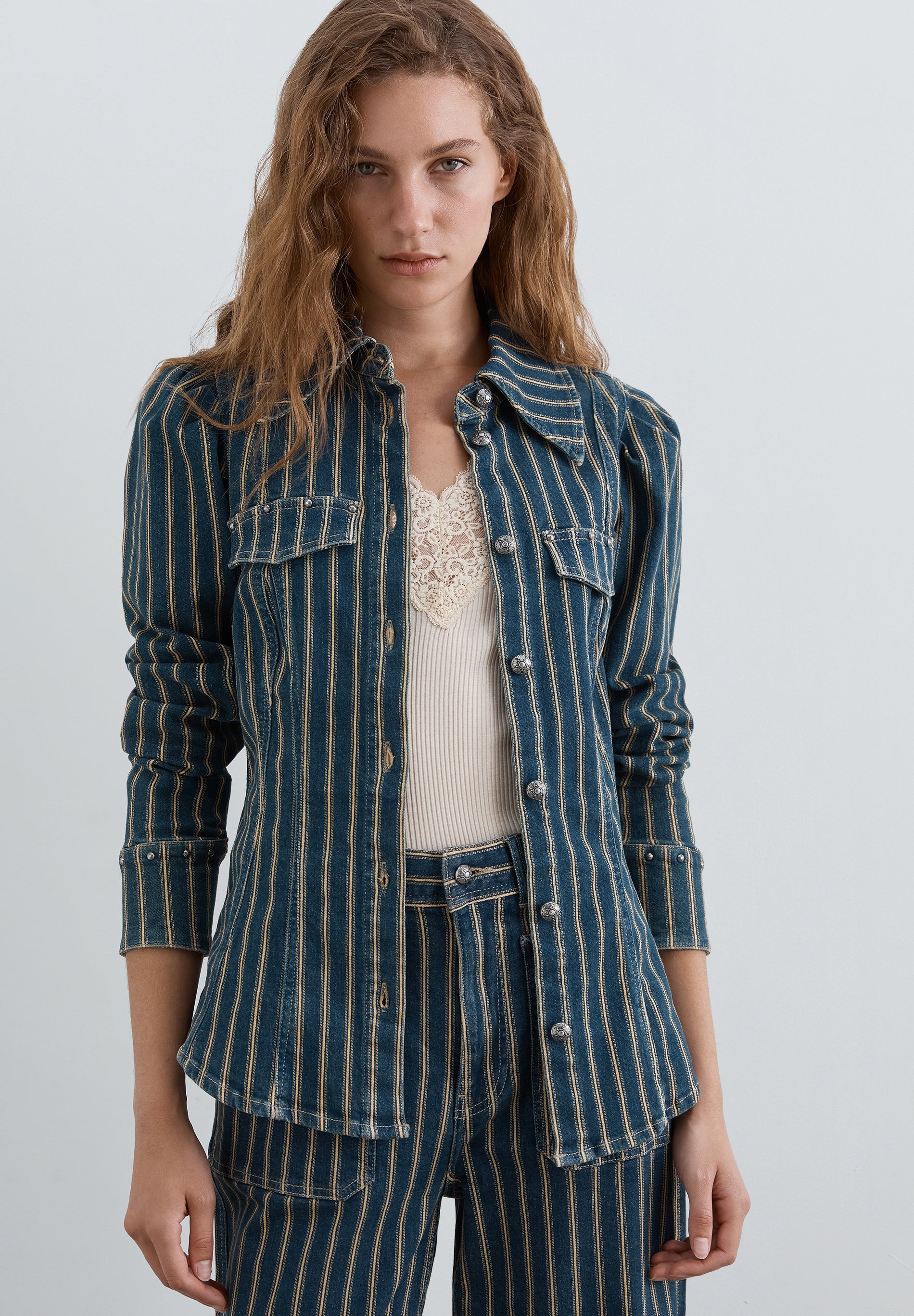 CAMISA DENIM ÀS RISCAS