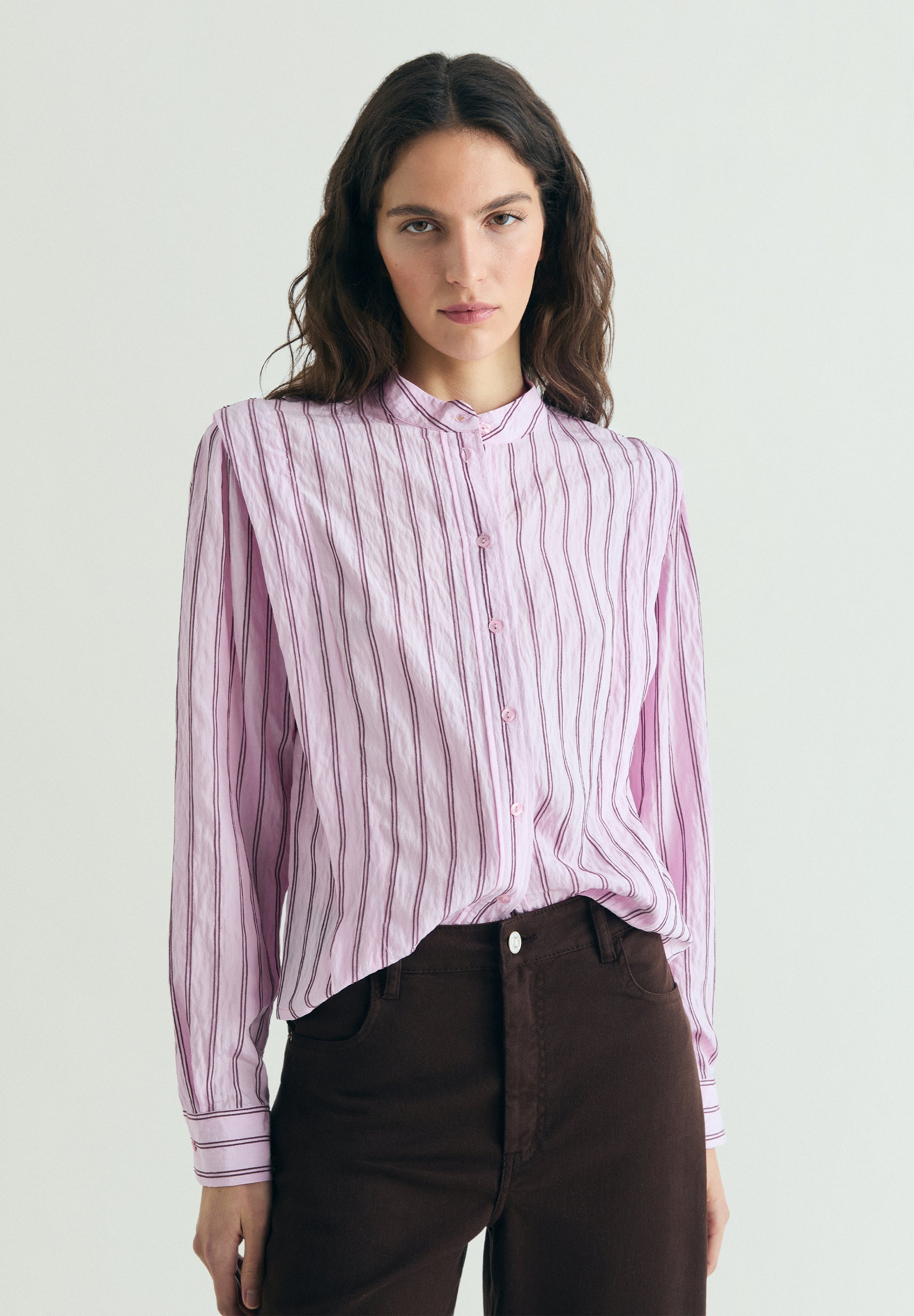 CAMISA ÀS RISCAS COM EFEITO DE OMBREIRAS