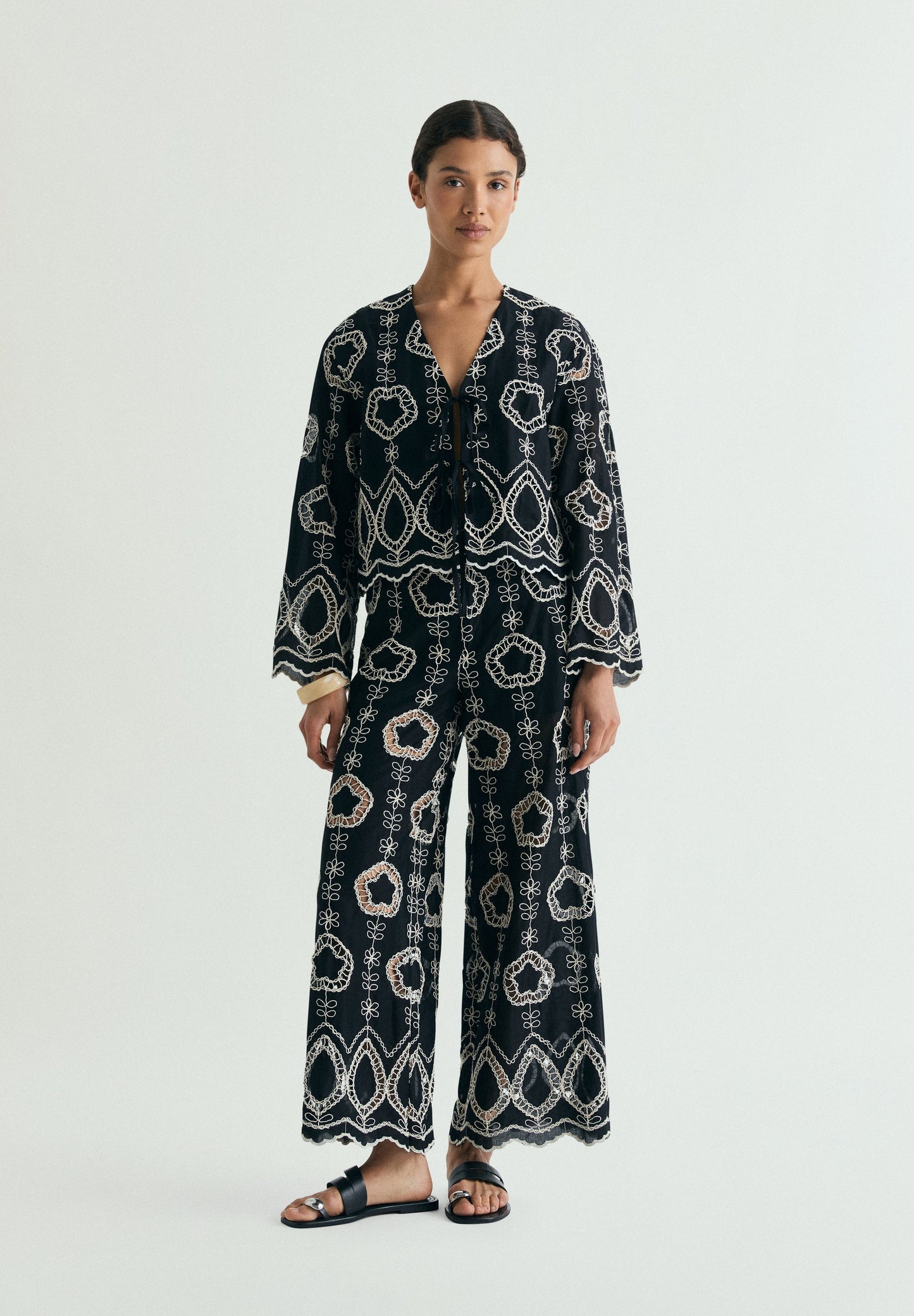 CAMISA COM BORDADOS A CONTRASTAR