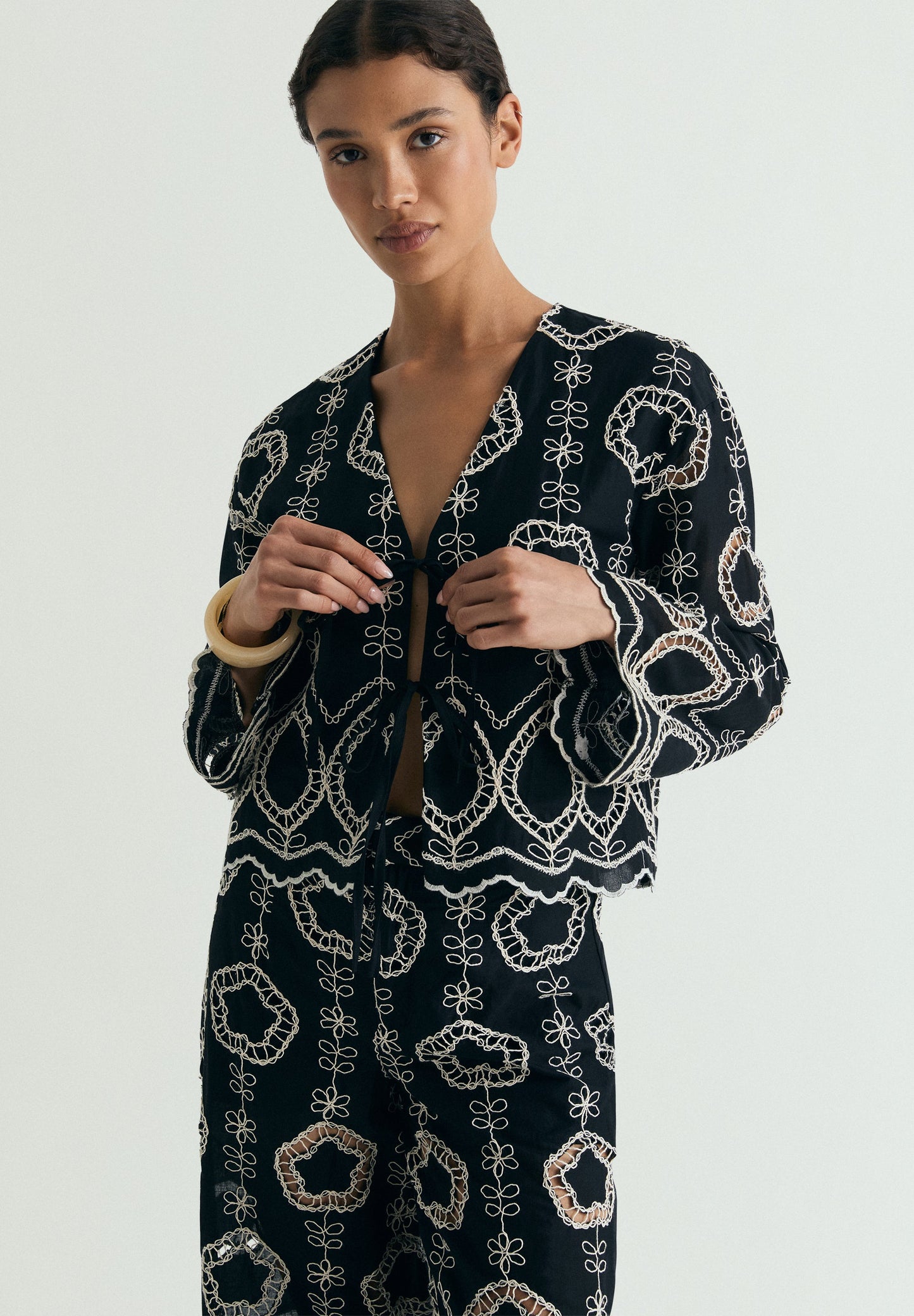 CAMISA COM BORDADOS A CONTRASTAR
