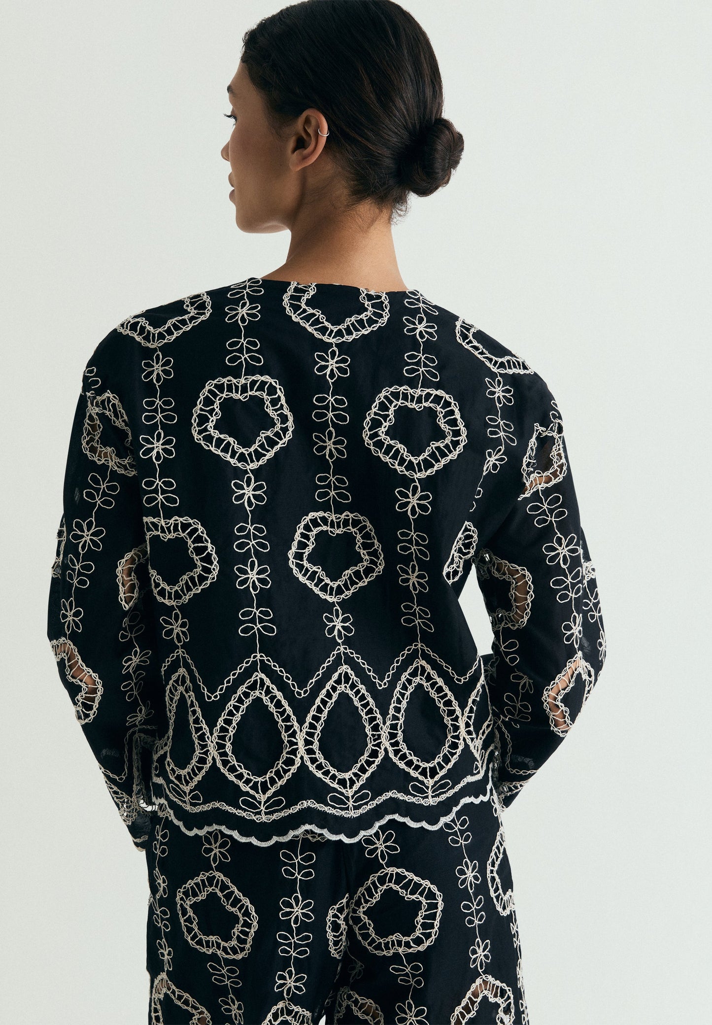 CAMISA COM BORDADOS A CONTRASTAR