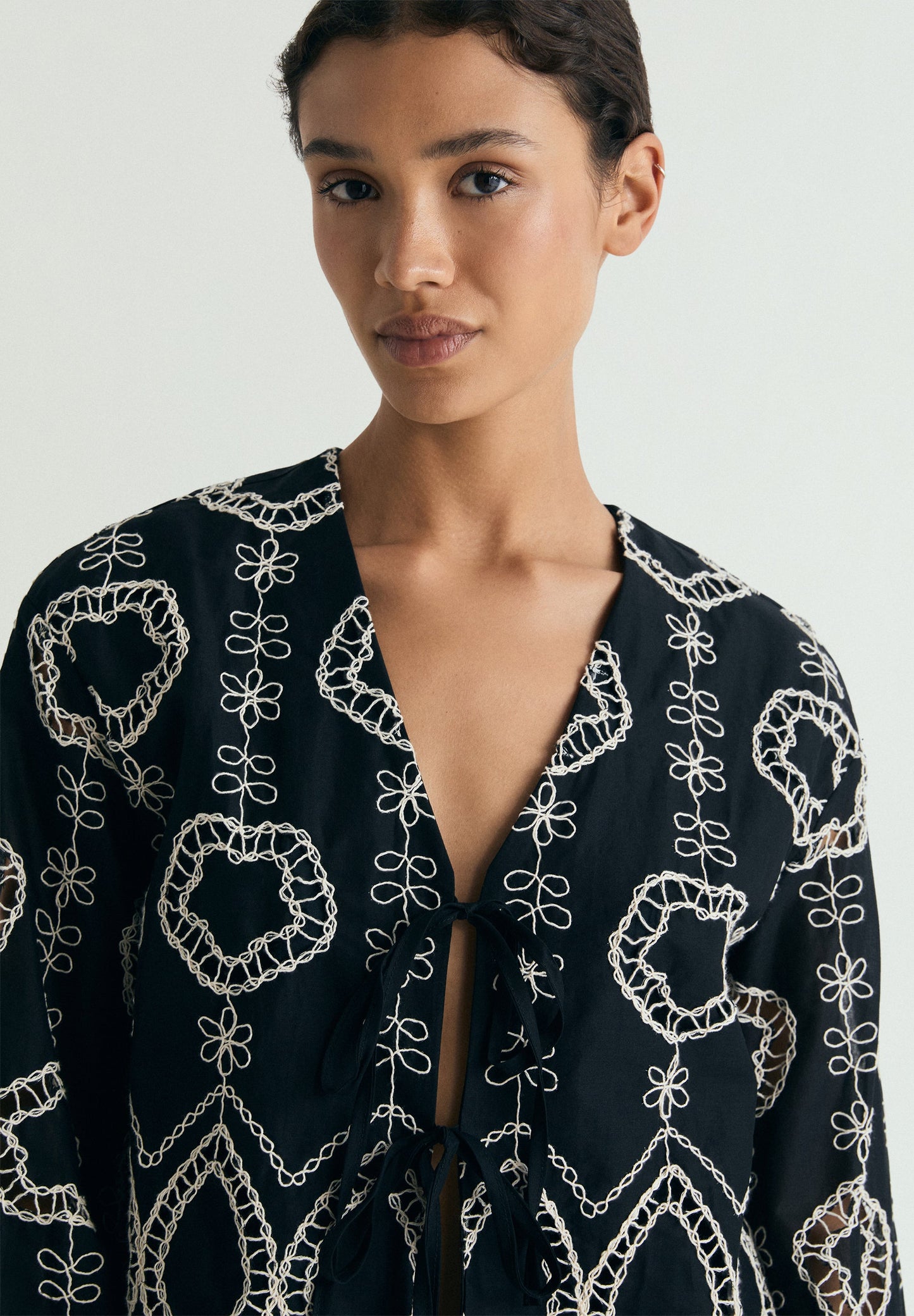 CAMISA COM BORDADOS A CONTRASTAR