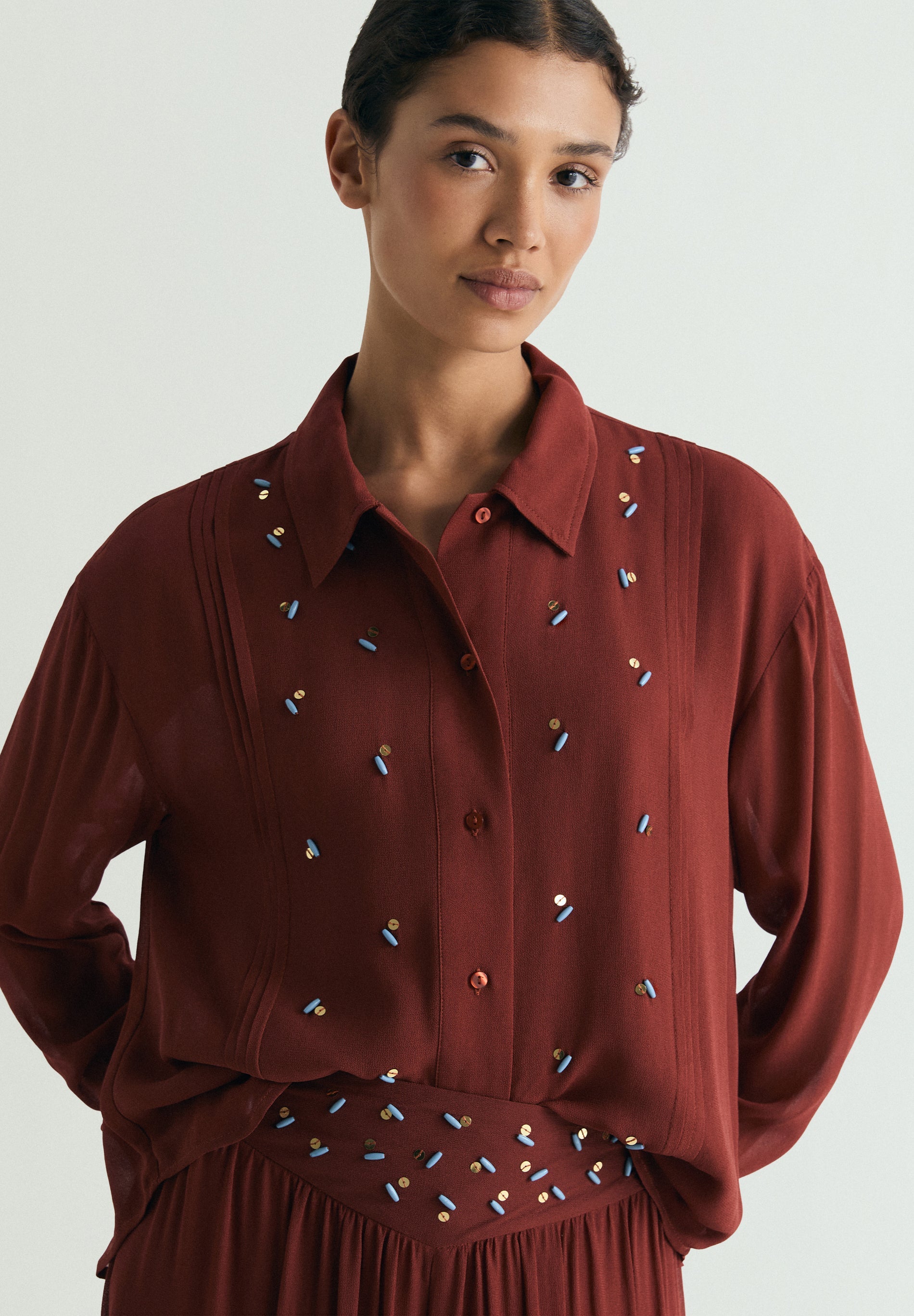 BLUSA DE VISCOSE COM PORMENOR DE APLIQUES