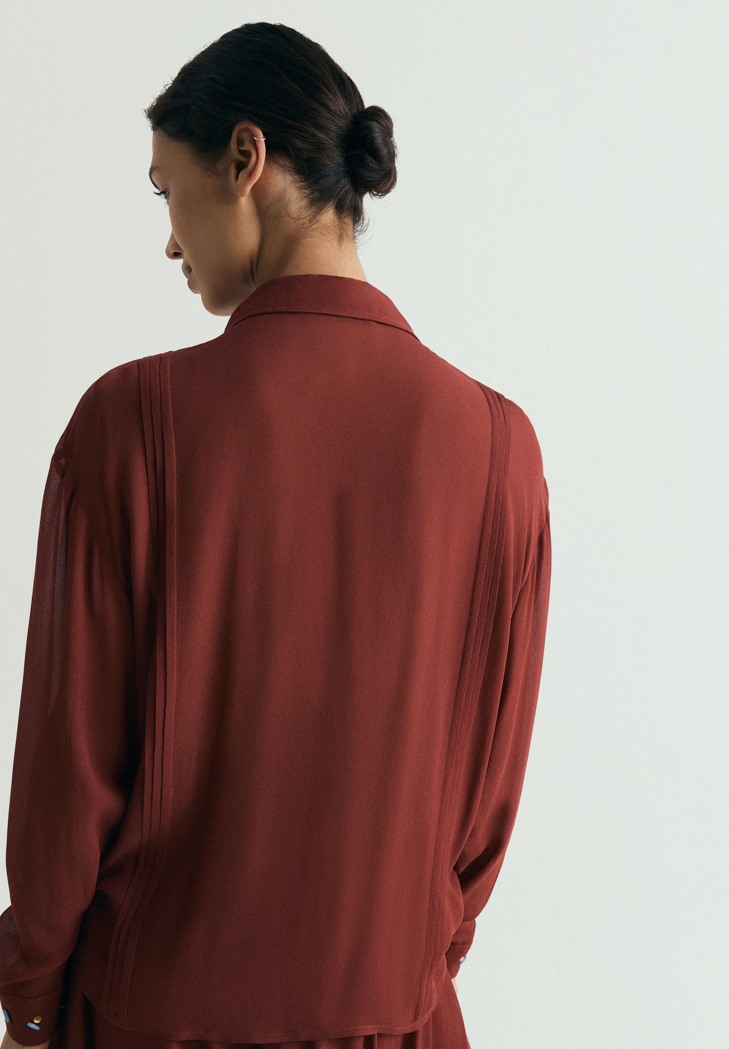 BLUSA DE VISCOSE COM PORMENOR DE APLIQUES