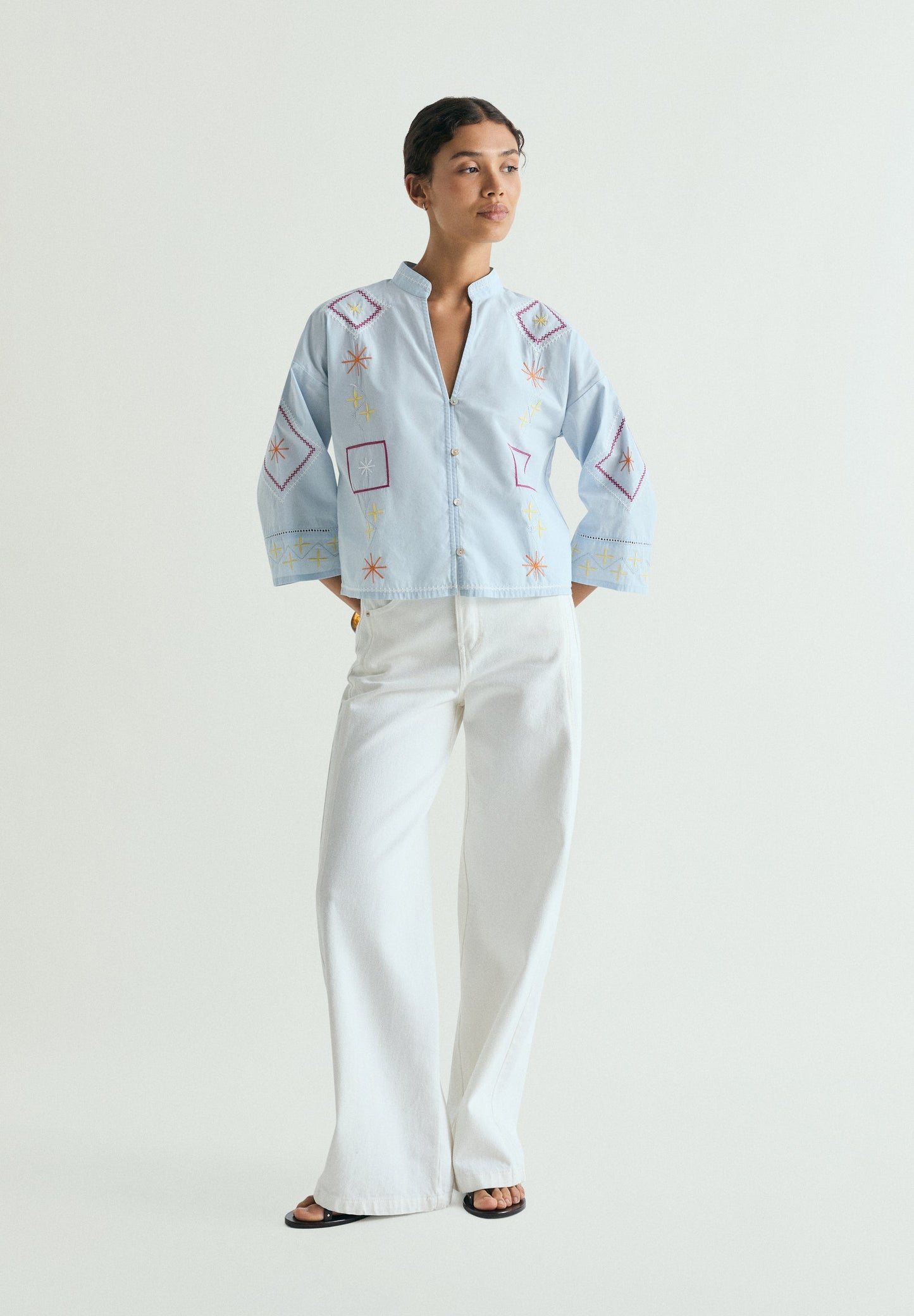 CAMISA COM PORMENORES BORDADOS