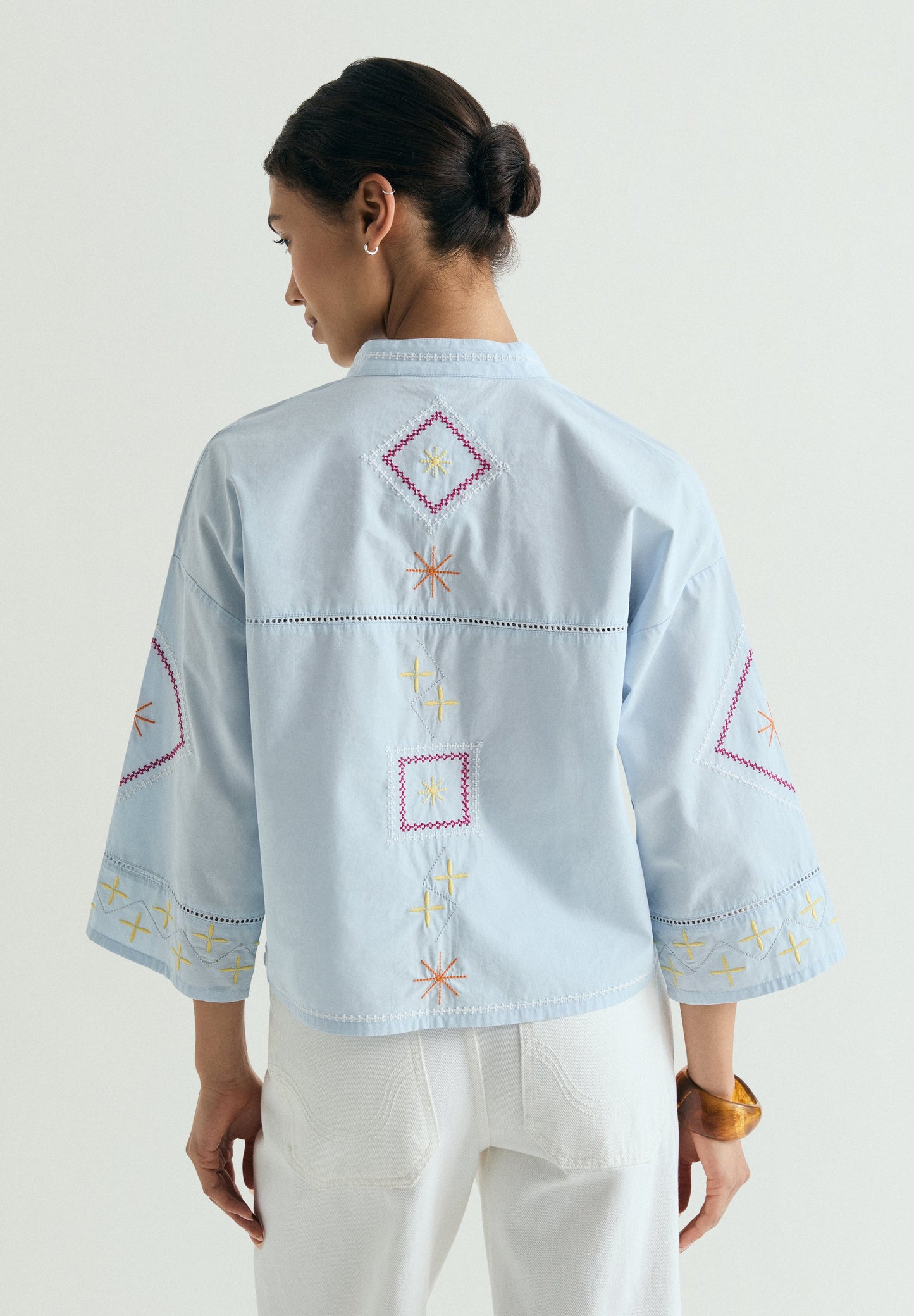 CAMISA COM PORMENORES BORDADOS