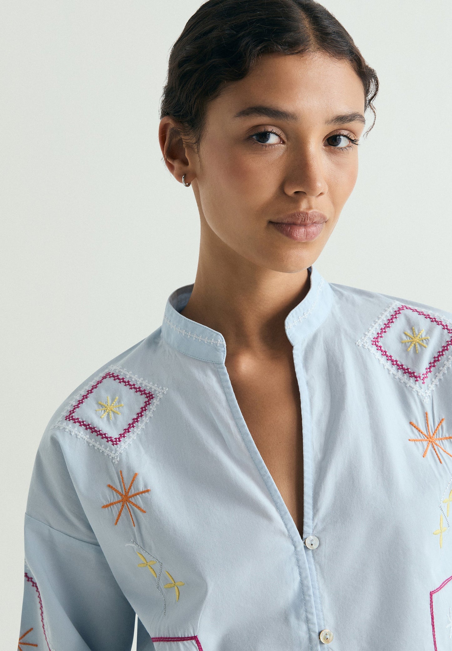 CAMISA COM PORMENORES BORDADOS