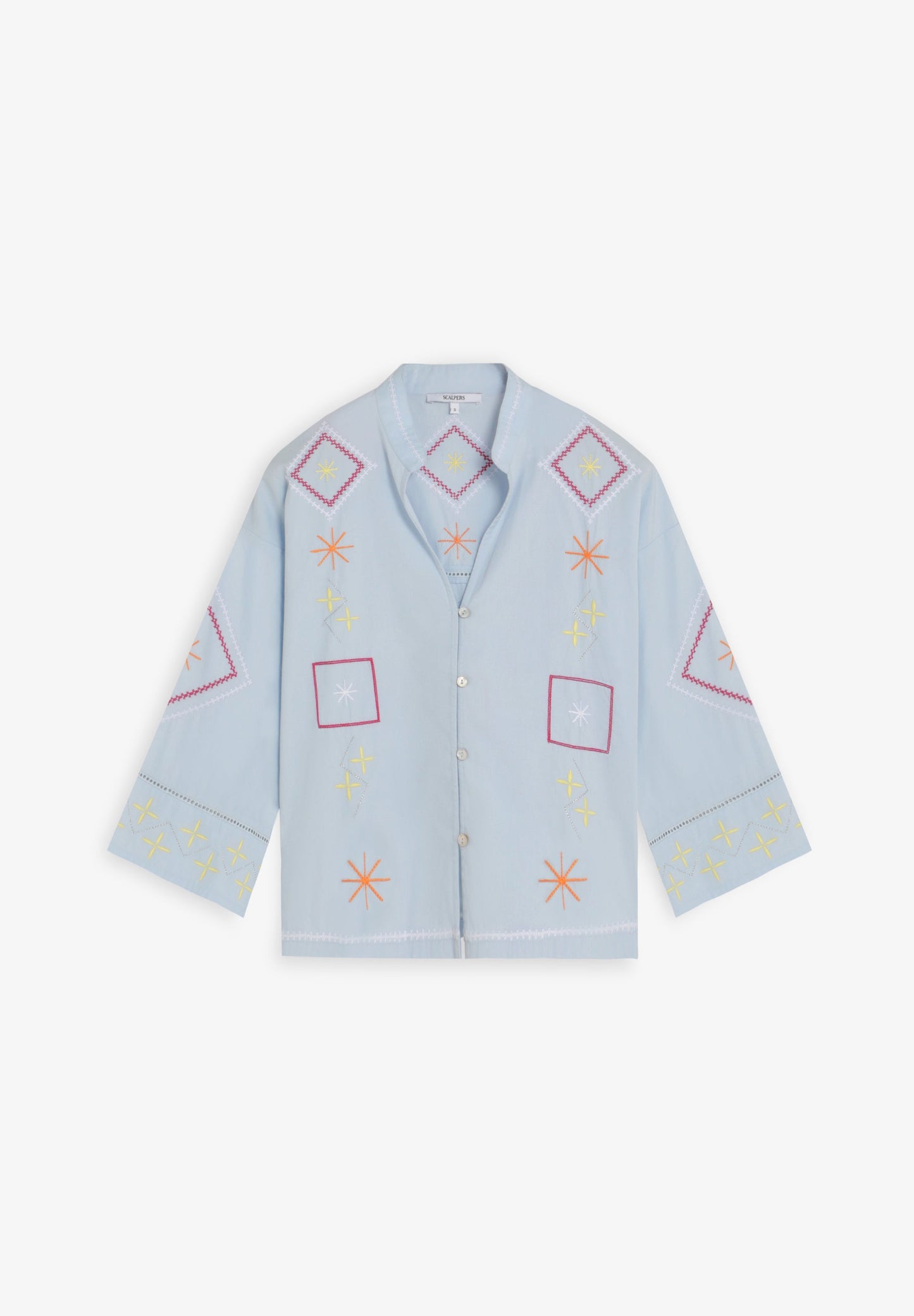 CAMISA COM PORMENORES BORDADOS