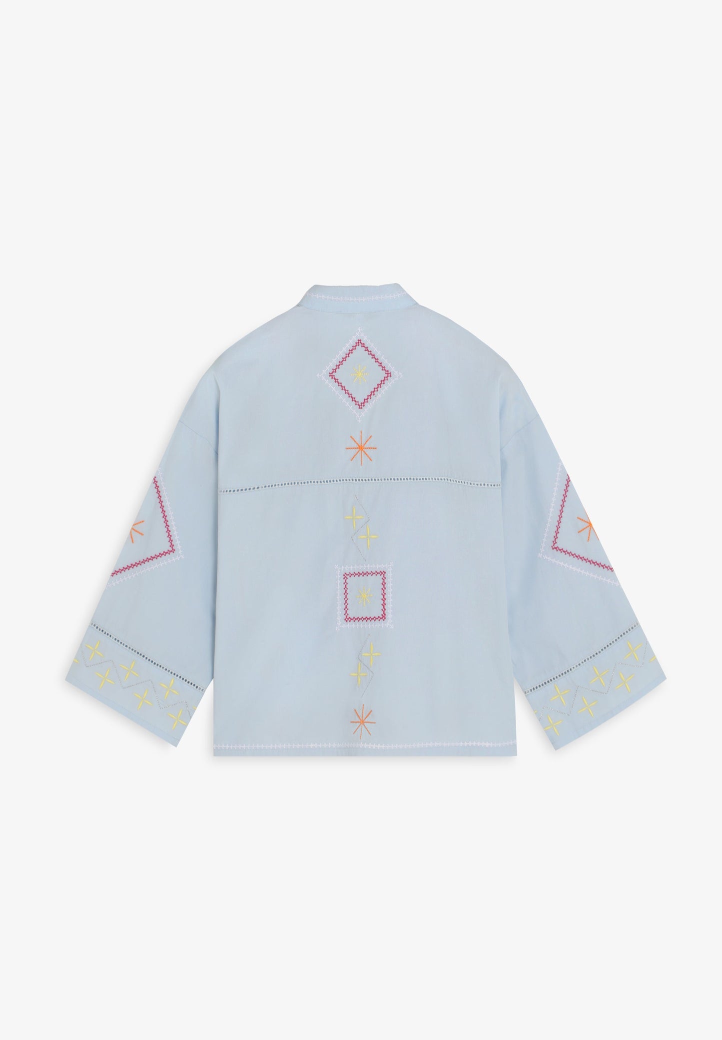 CAMISA COM PORMENORES BORDADOS